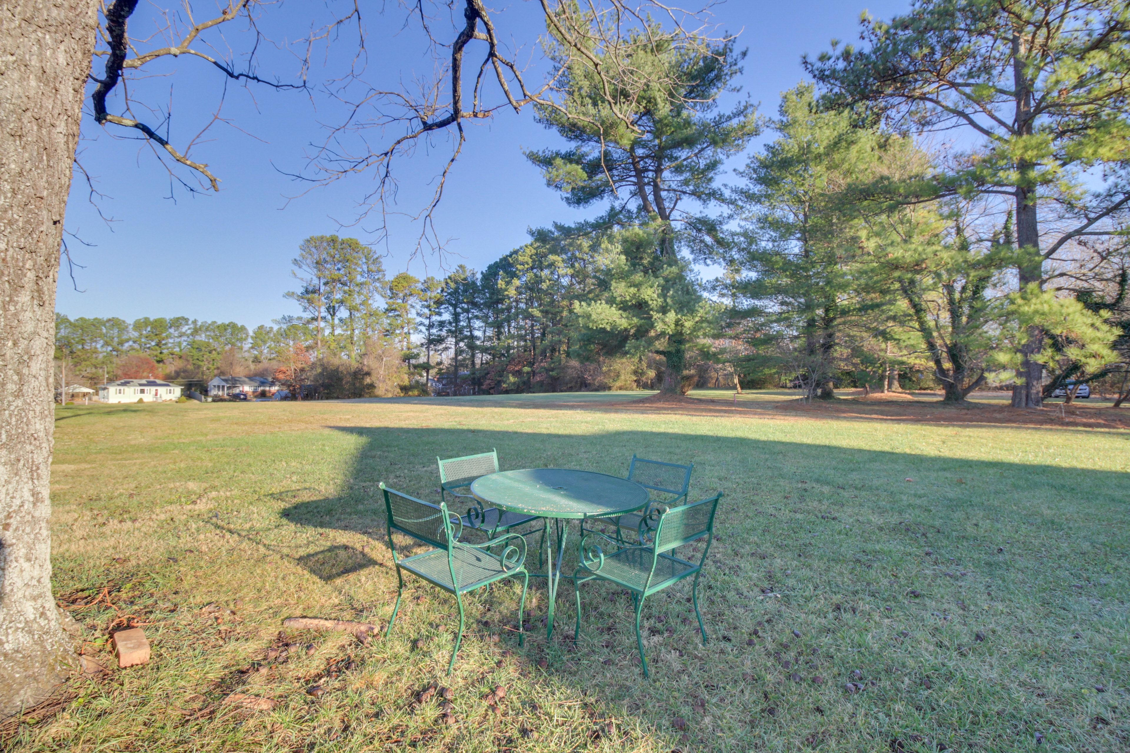 Spacious Yard | Outdoor Dining Area