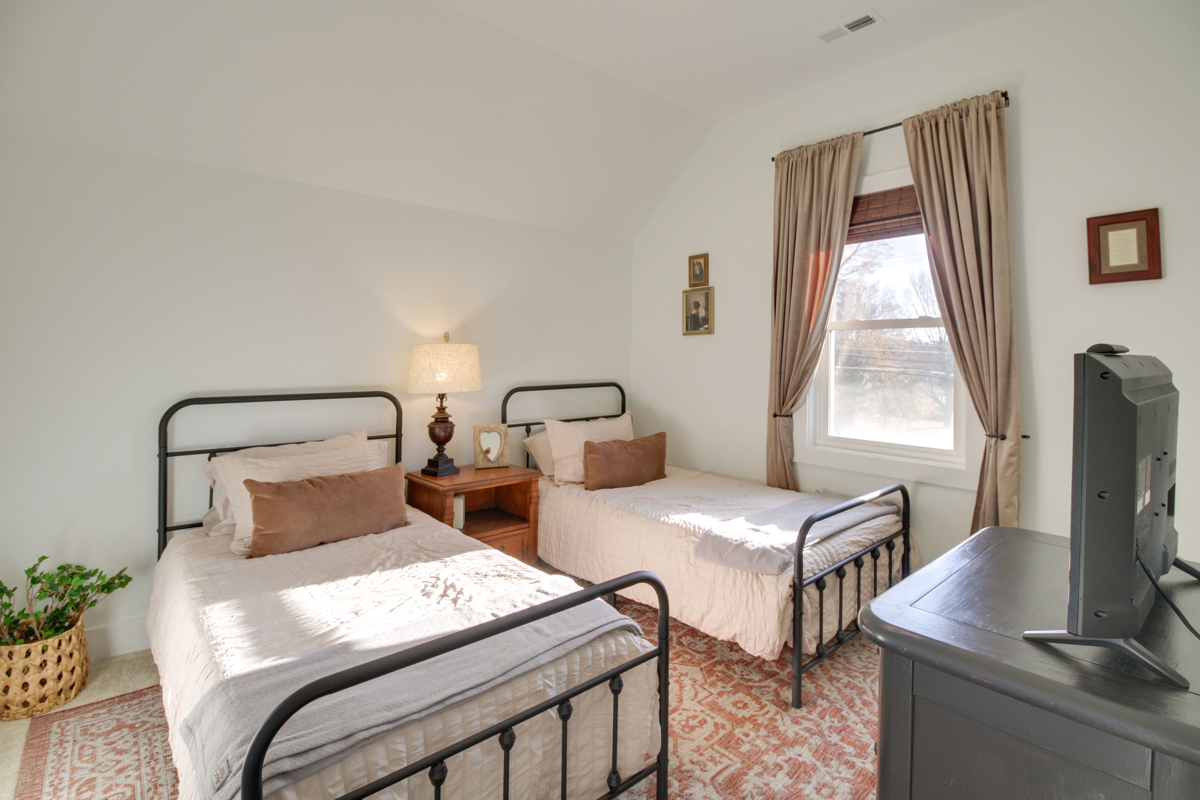 Bedroom 3 | 2 Twin Beds | 2nd Floor | Smart TV