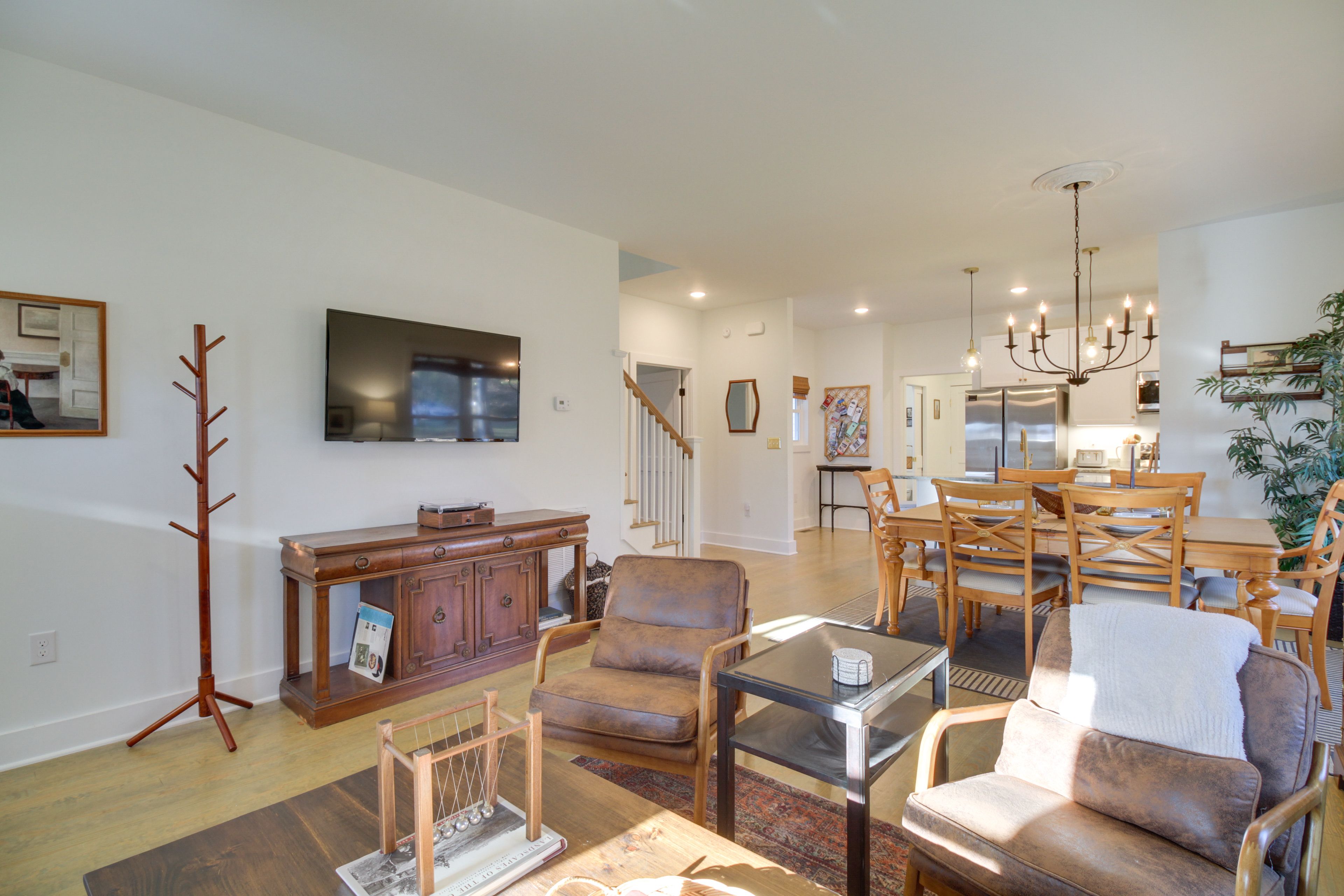 Living Room | Free WiFi | Central Heating & A/C | Smart TV