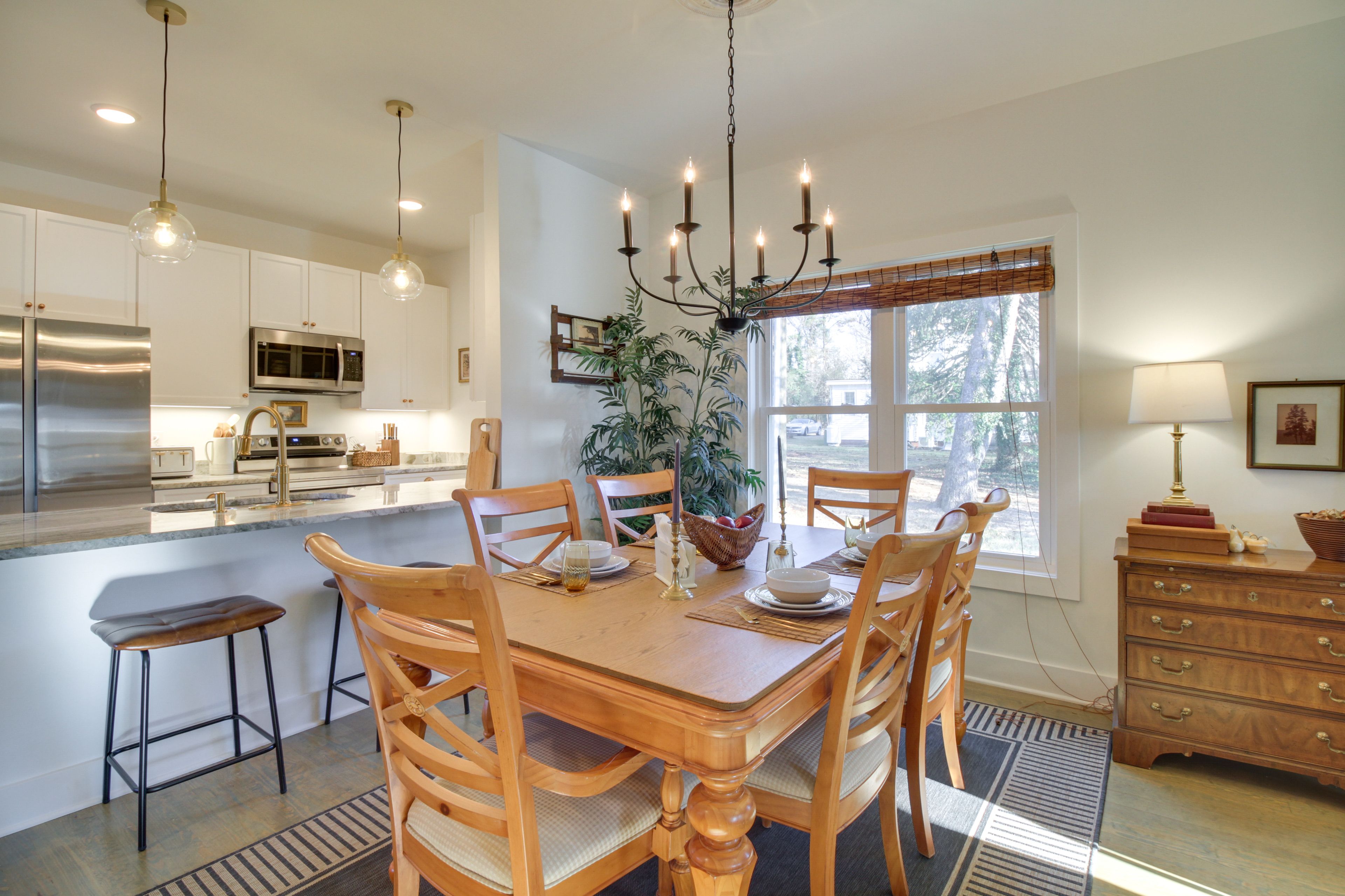 Dining Area | Dishware/Flatware Provided