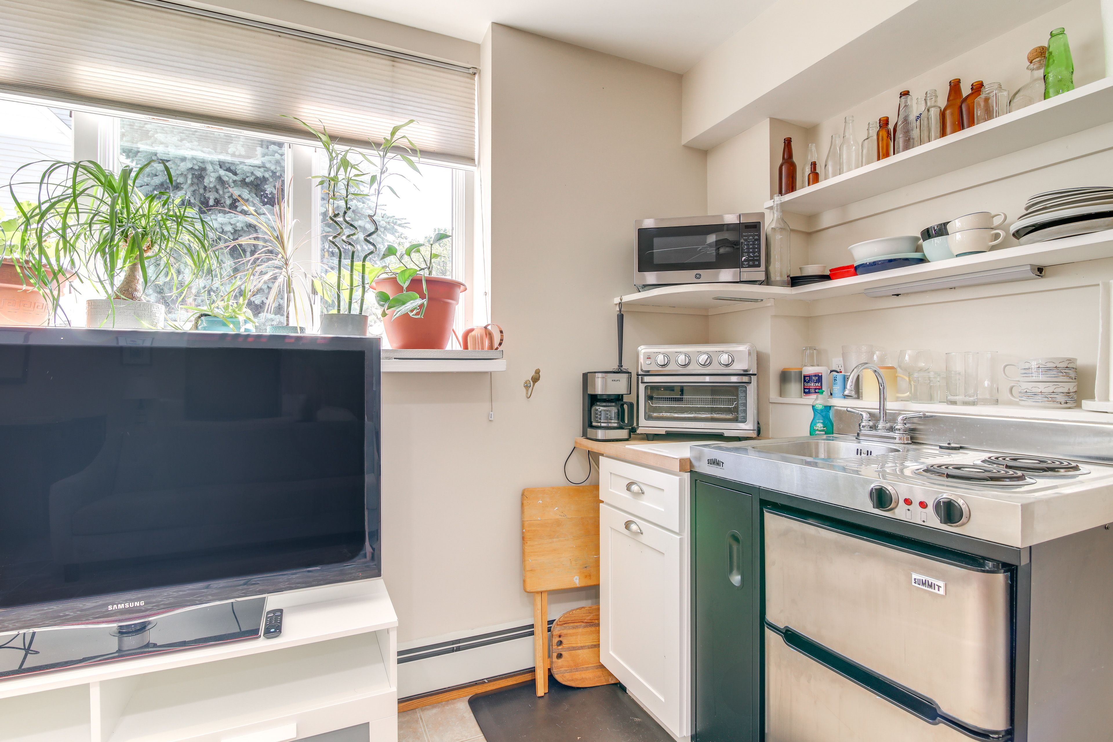 Kitchenette | 2-Burner Range Top | Microwave | Free WiFi