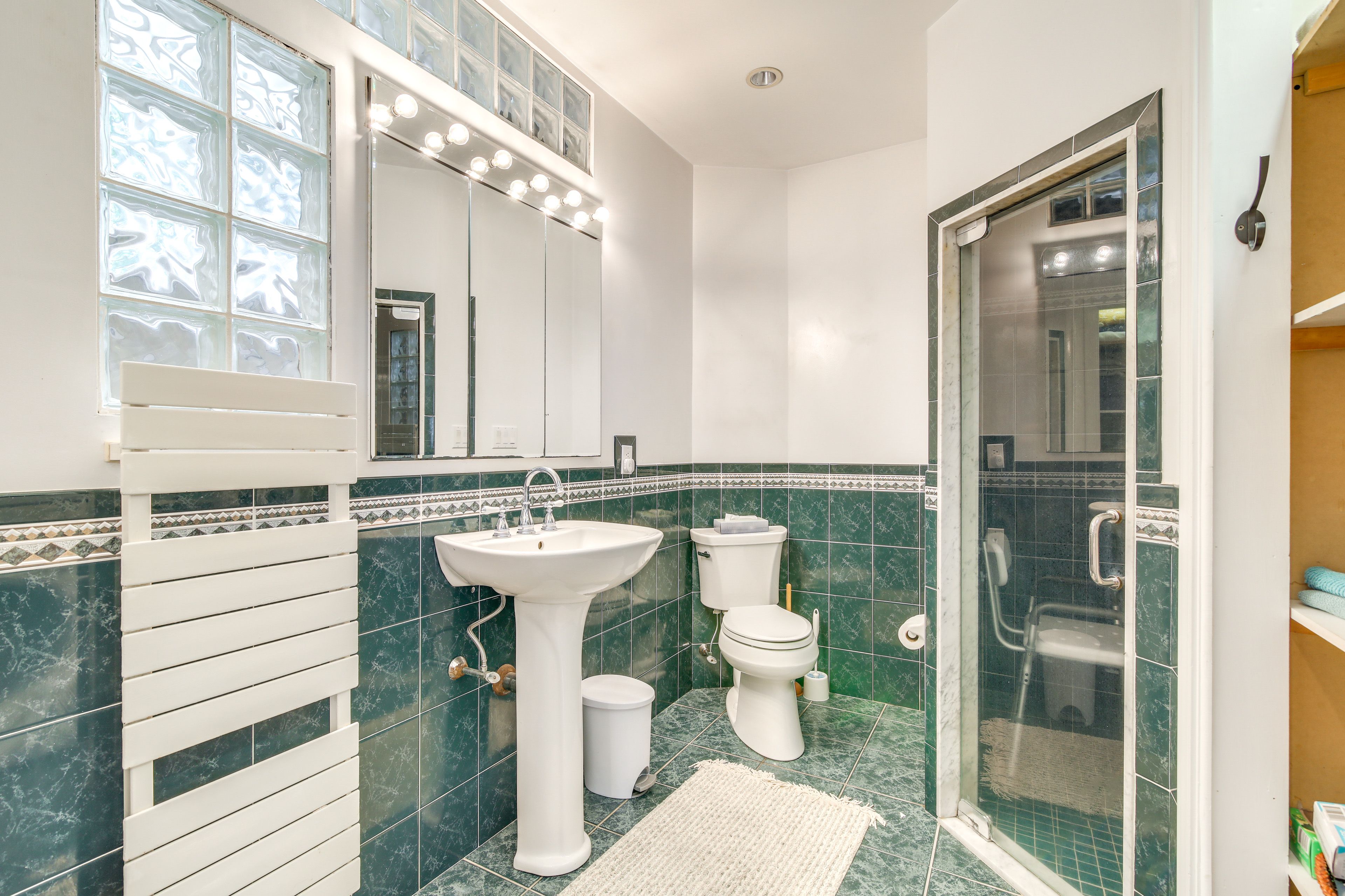 Full Bathroom | Towels Provided | Complimentary Toiletries