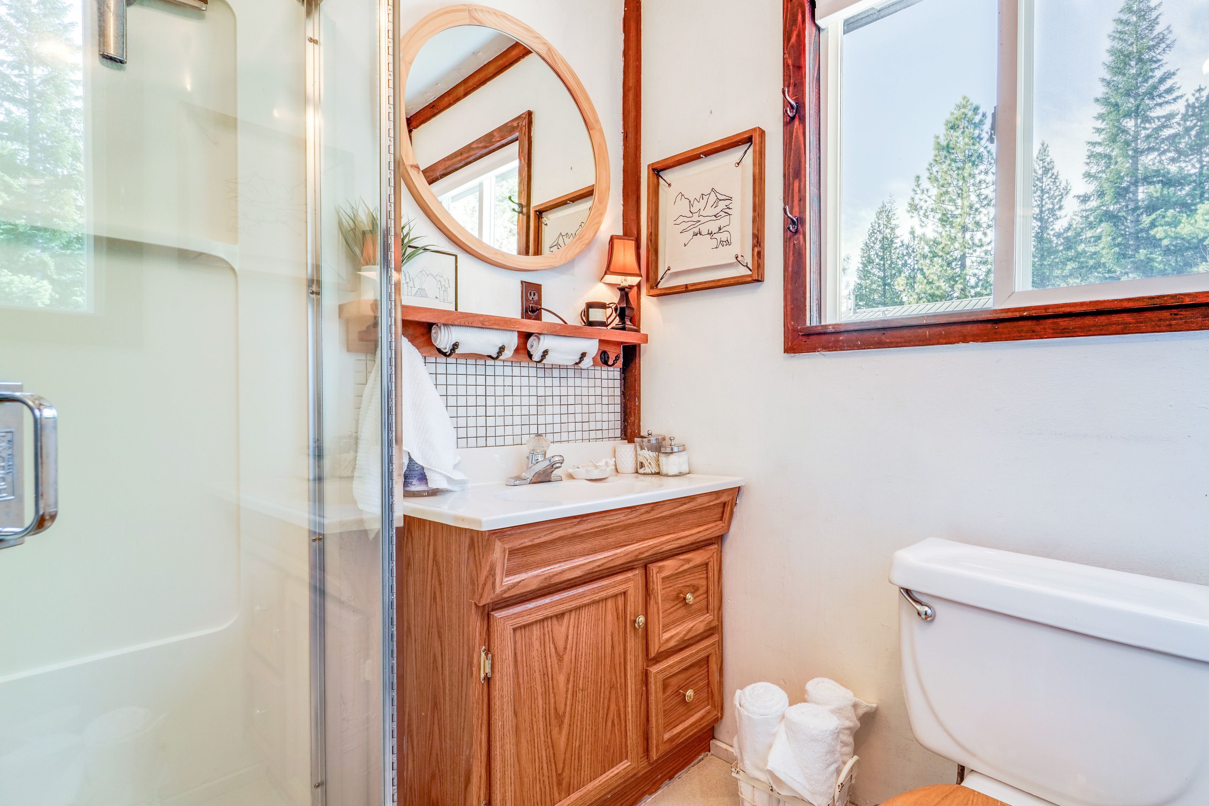Full Bathroom | Complimentary Toiletries | Towels Provided | 1st Floor