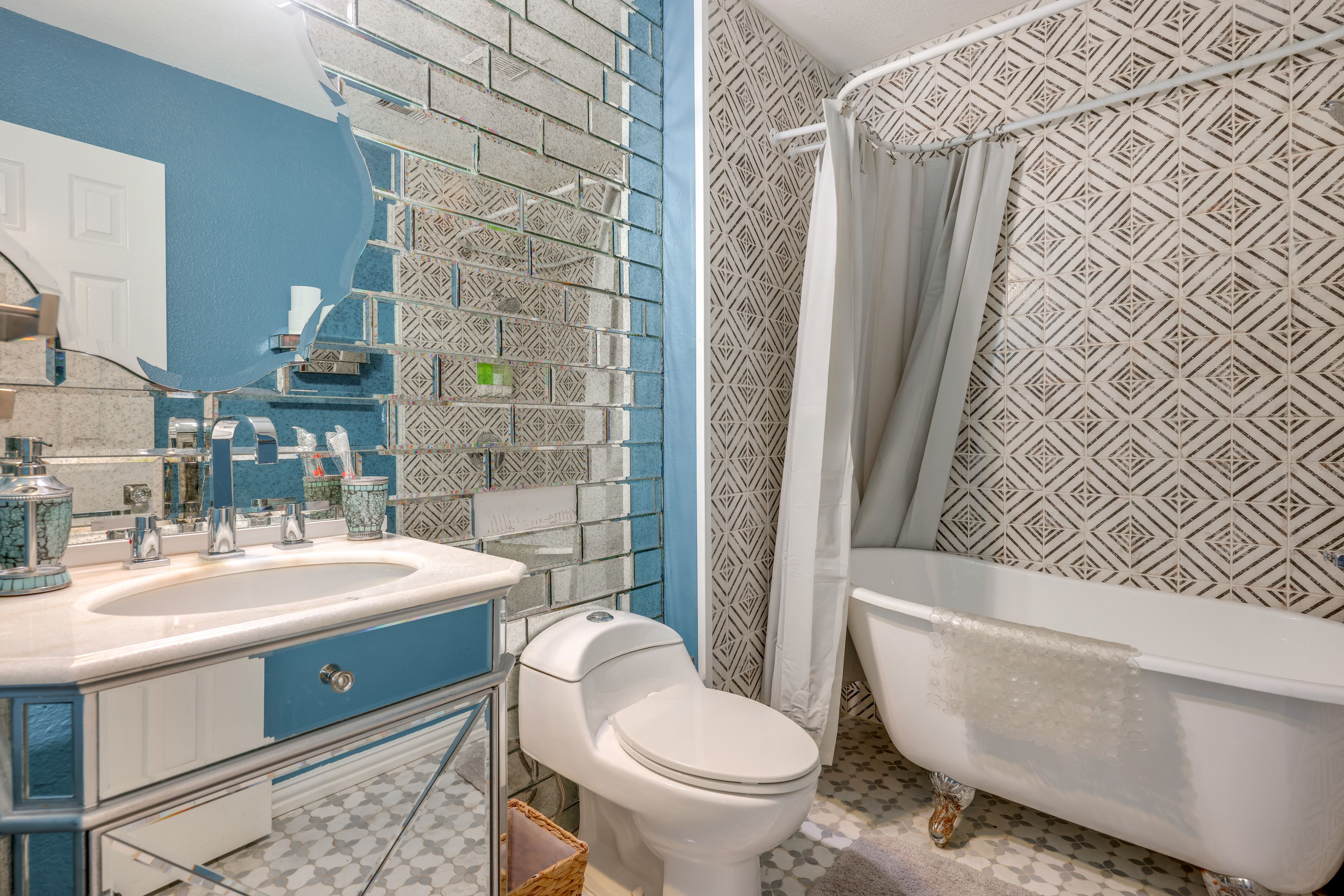 Full Bathroom | Complimentary Toiletries
