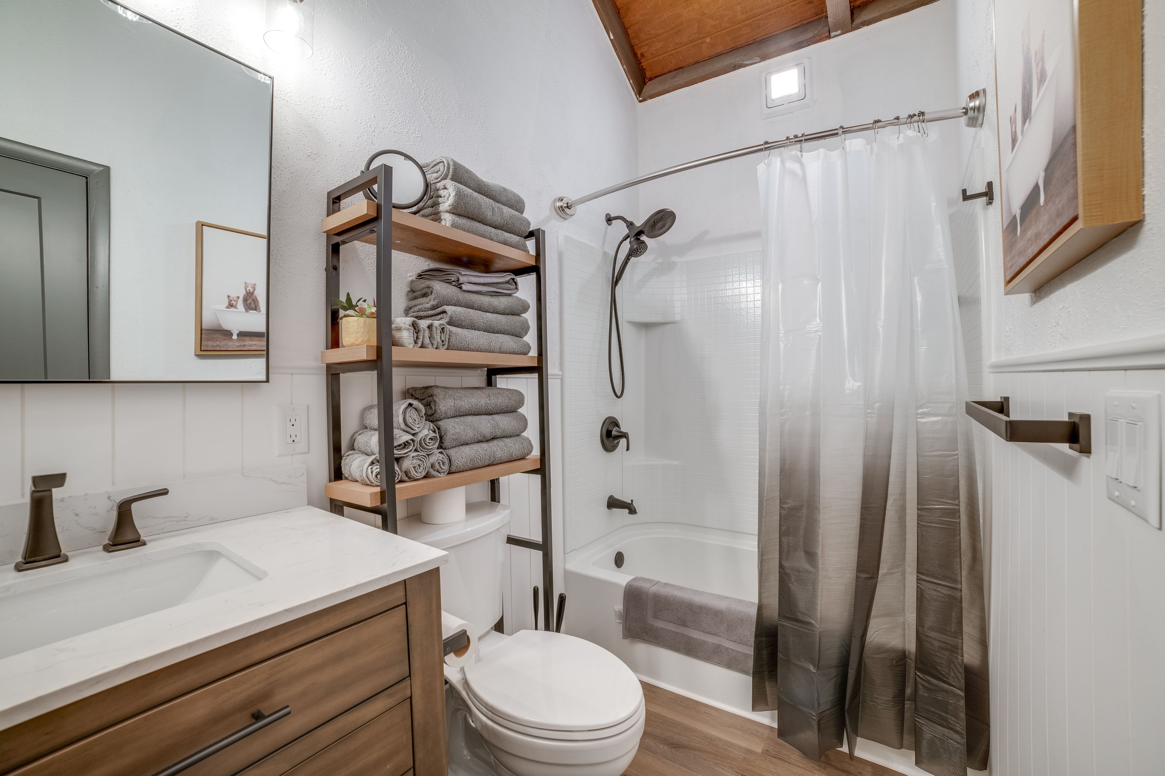Full Bathroom | 2nd Floor | Complimentary Toiletries | Hair Dryer | Towels
