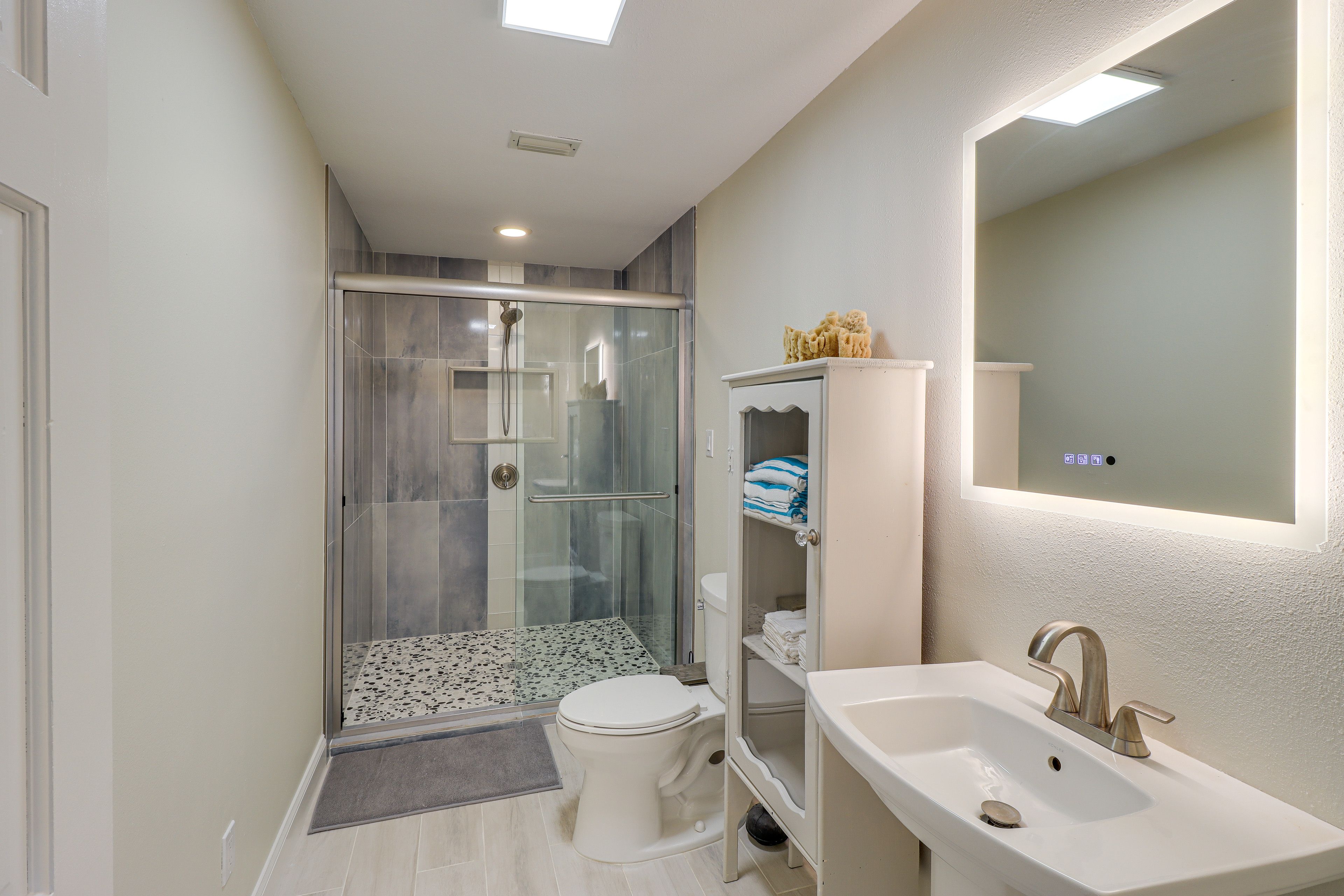 Full Bathroom | 1st Floor | Towels Provided