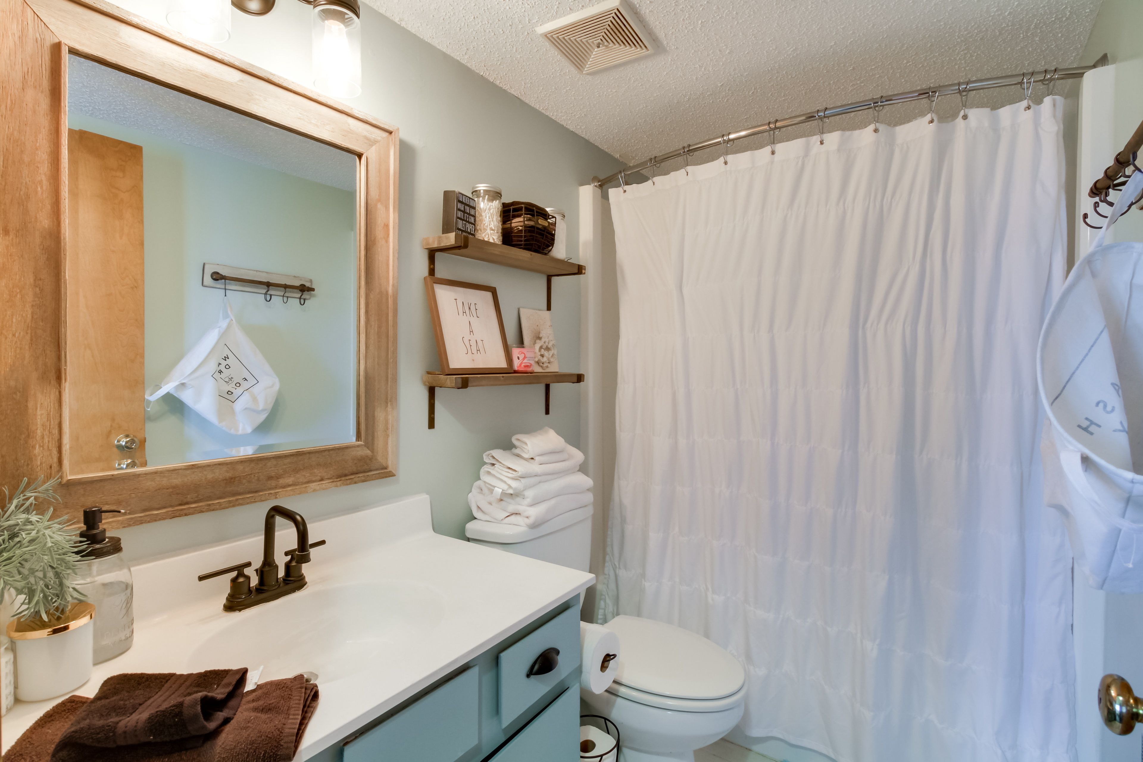Full Bathroom | 2nd Floor | Towels Provided