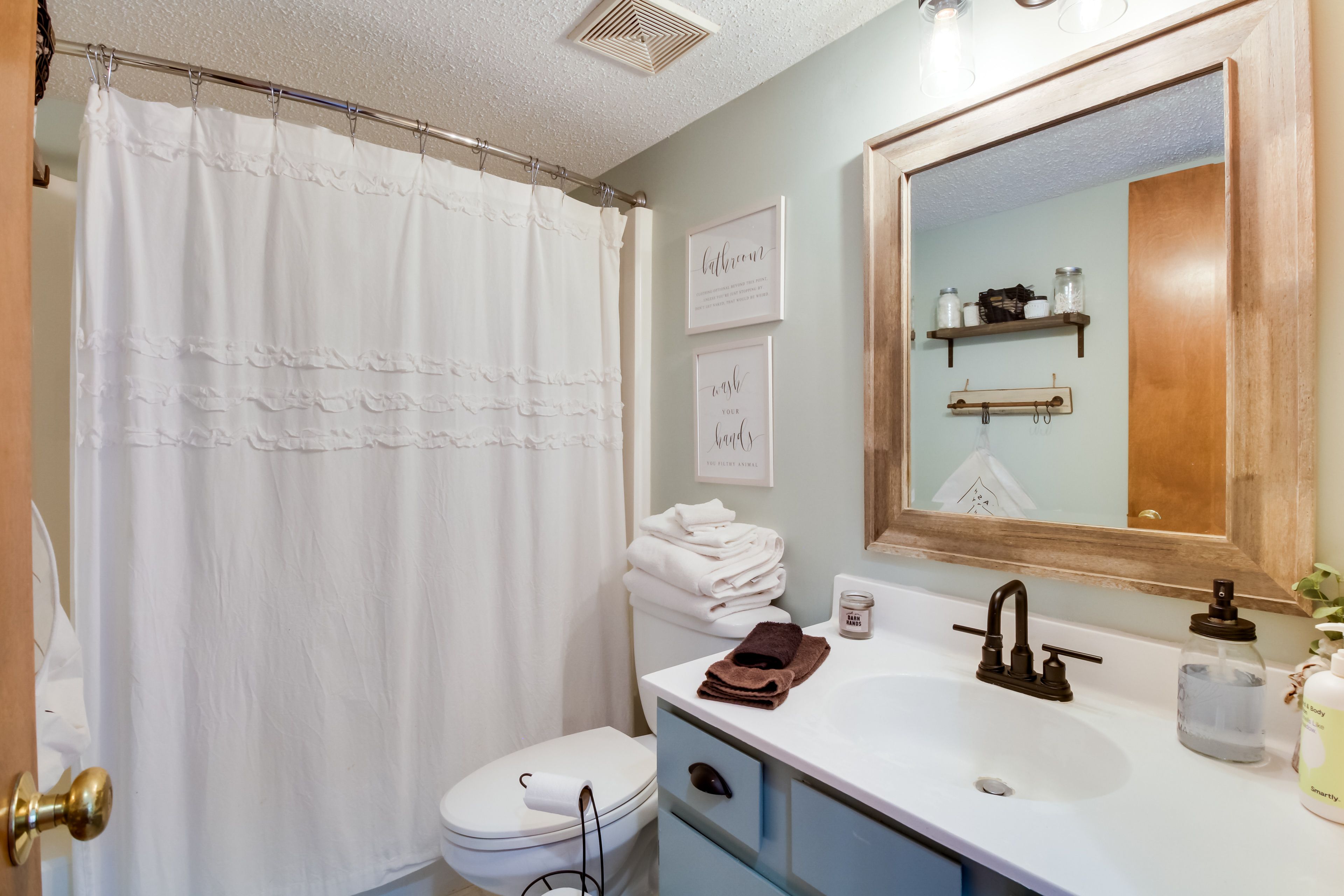 Full Bathroom | 2nd Floor | Complimentary Toiletries | Hair Dryer
