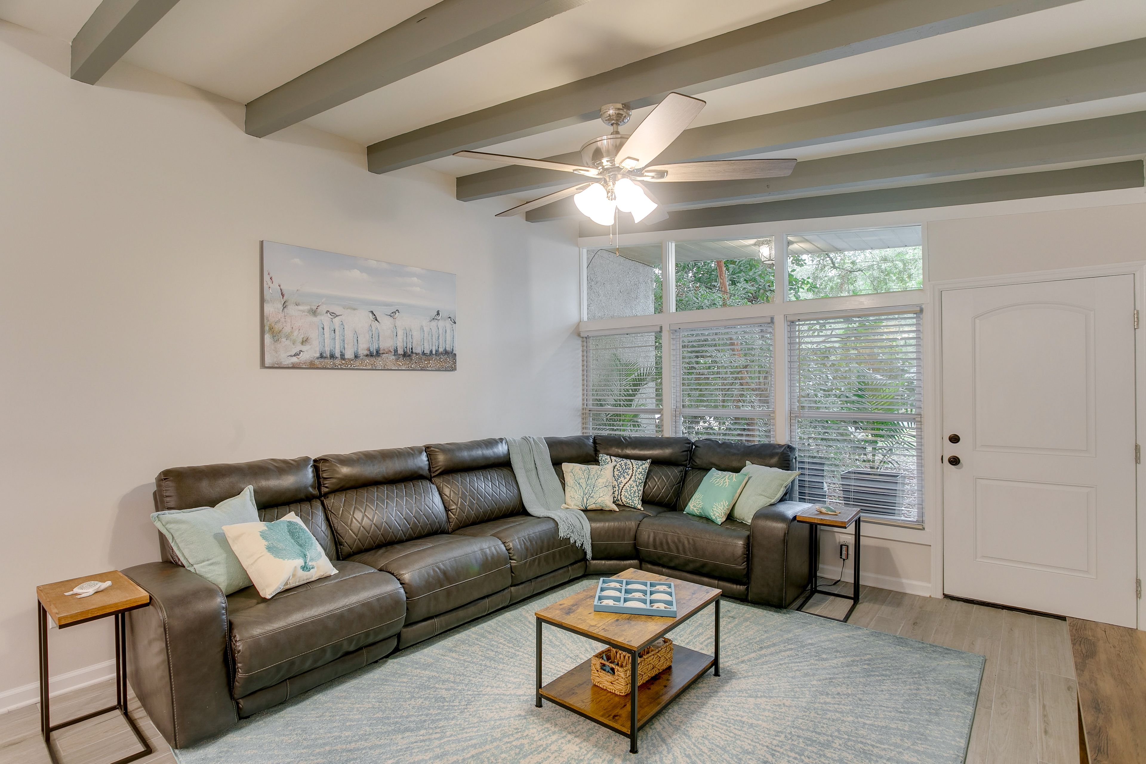 Living Room | Flat-Screen TVs | Central Air Conditioning/Heat | Free WiFi