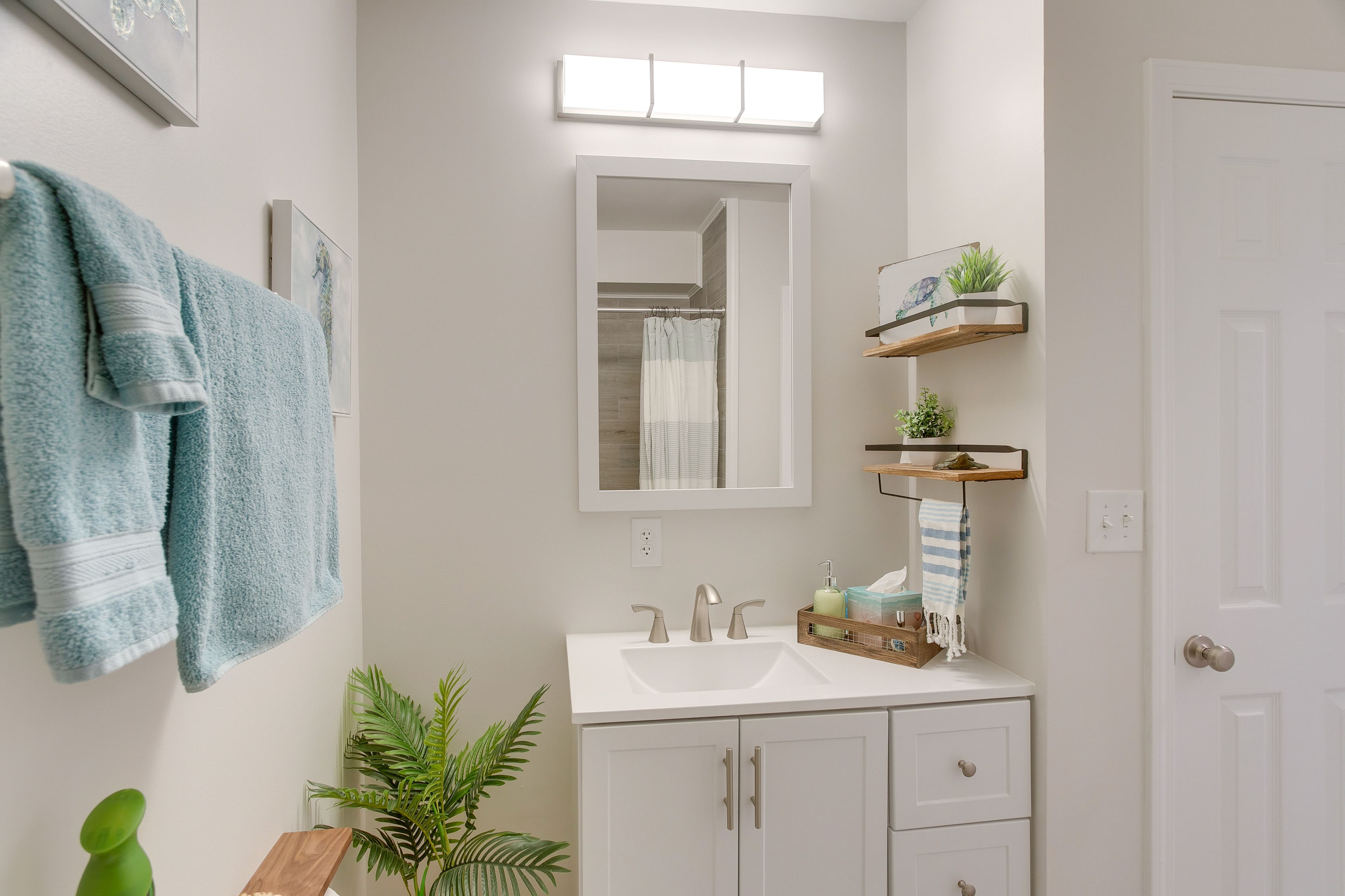 Full Bathroom | Towels Provided