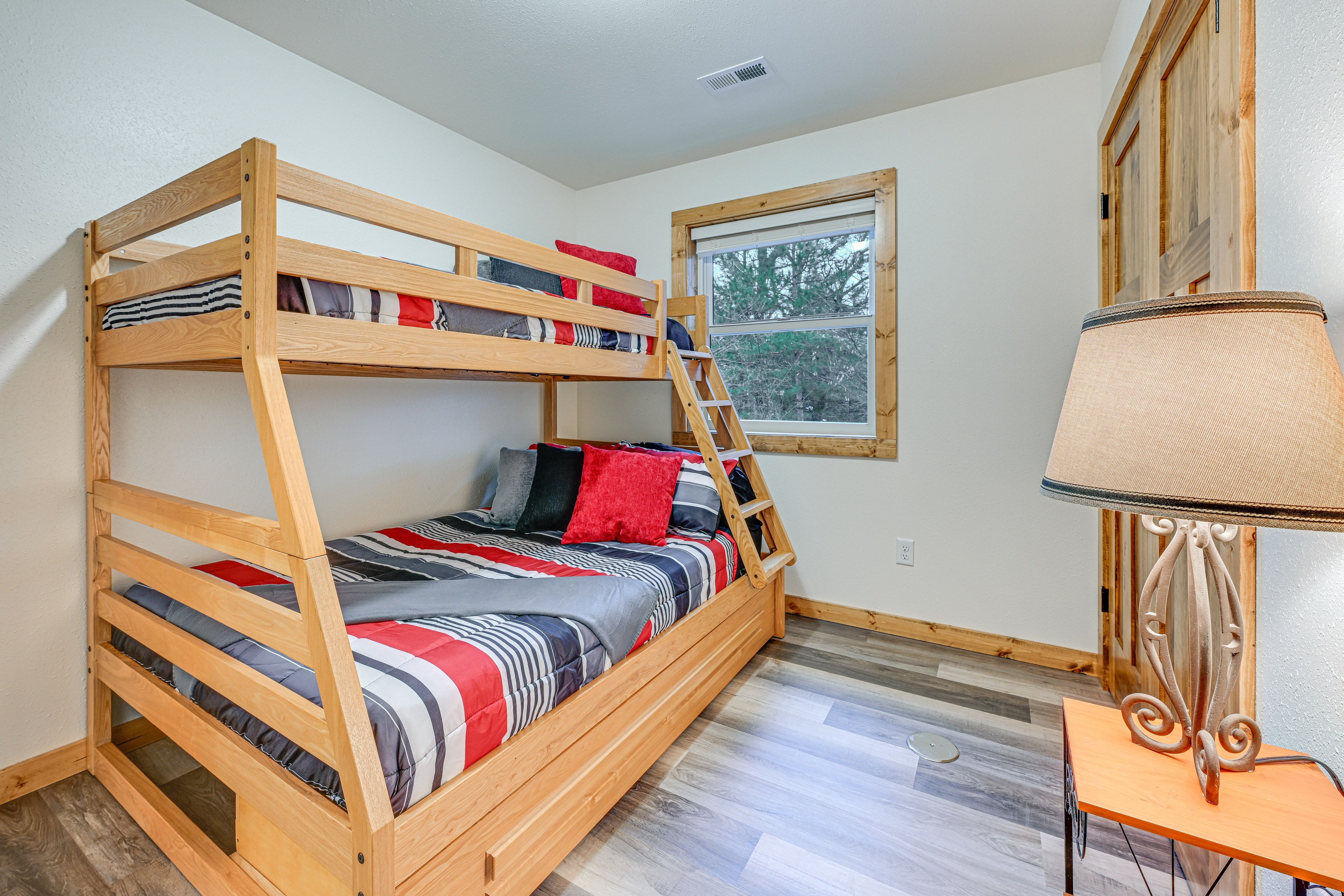 Bedroom 3 | Twin/Full Bunk Bed