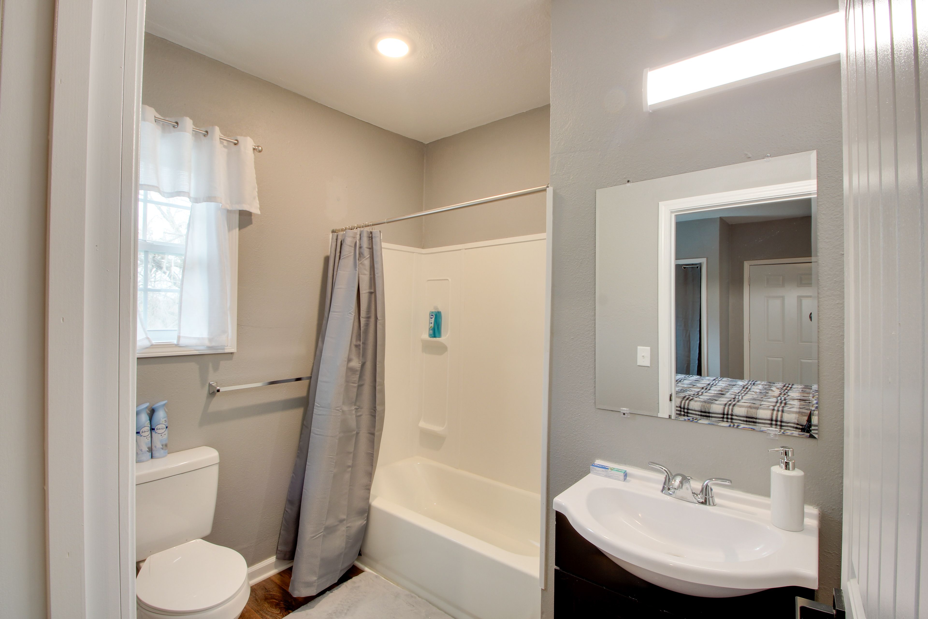Full Bathroom | Shower/Tub Combo | Complimentary Toiletries | Towels Provided
