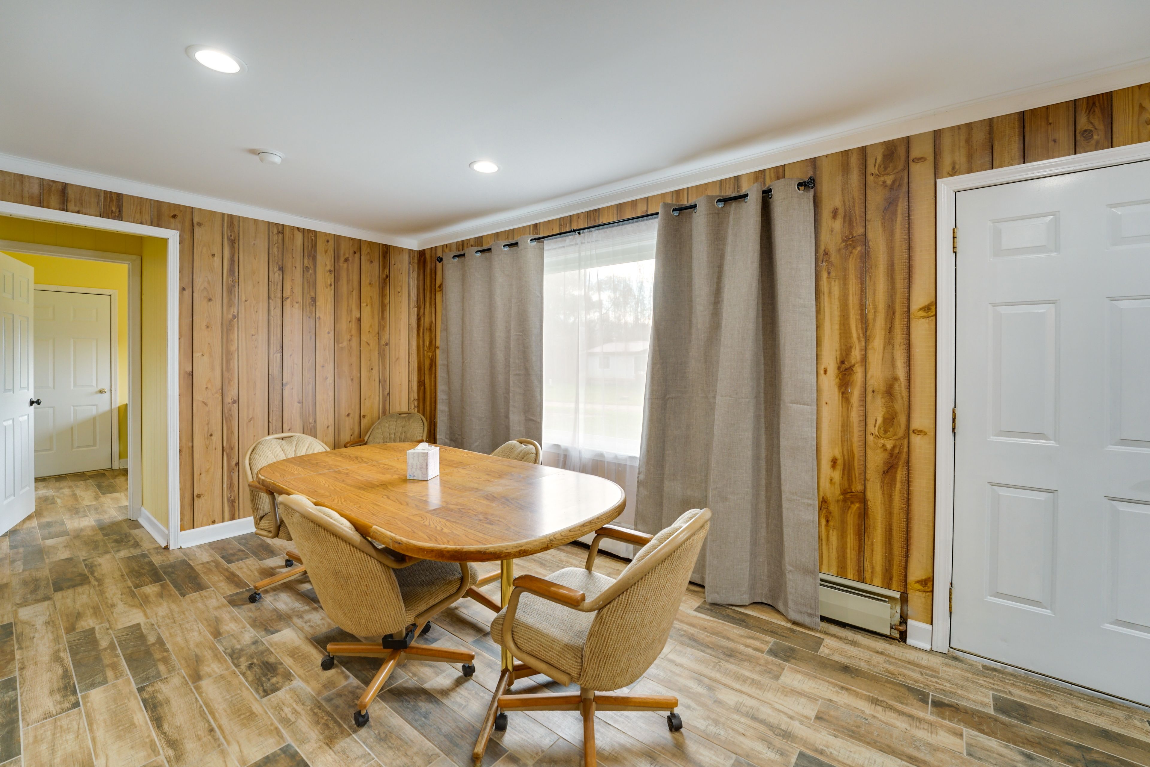 Dining Area | Dishware/Flatware Provided