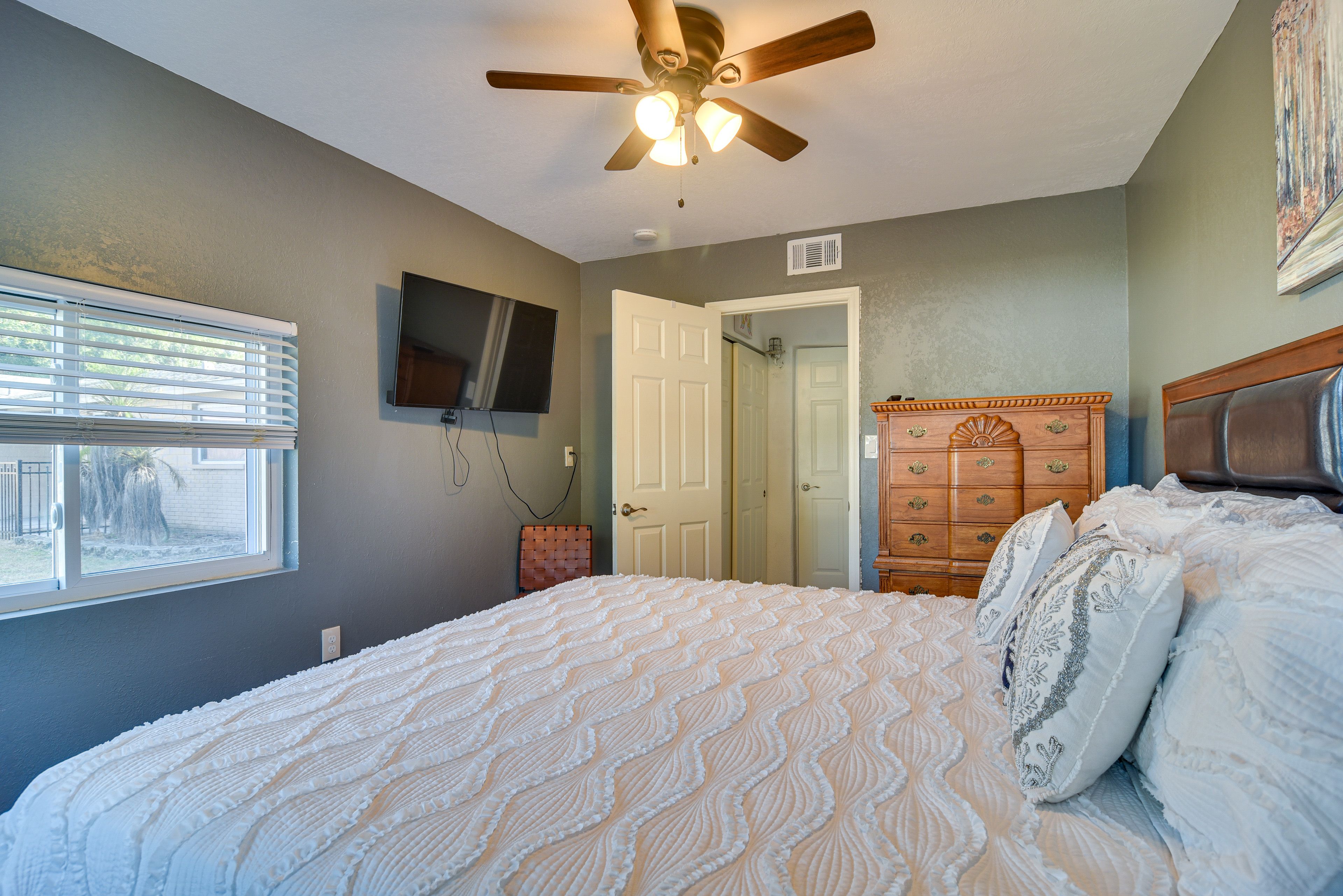 Bedroom 2 | King Bed | Smart TV