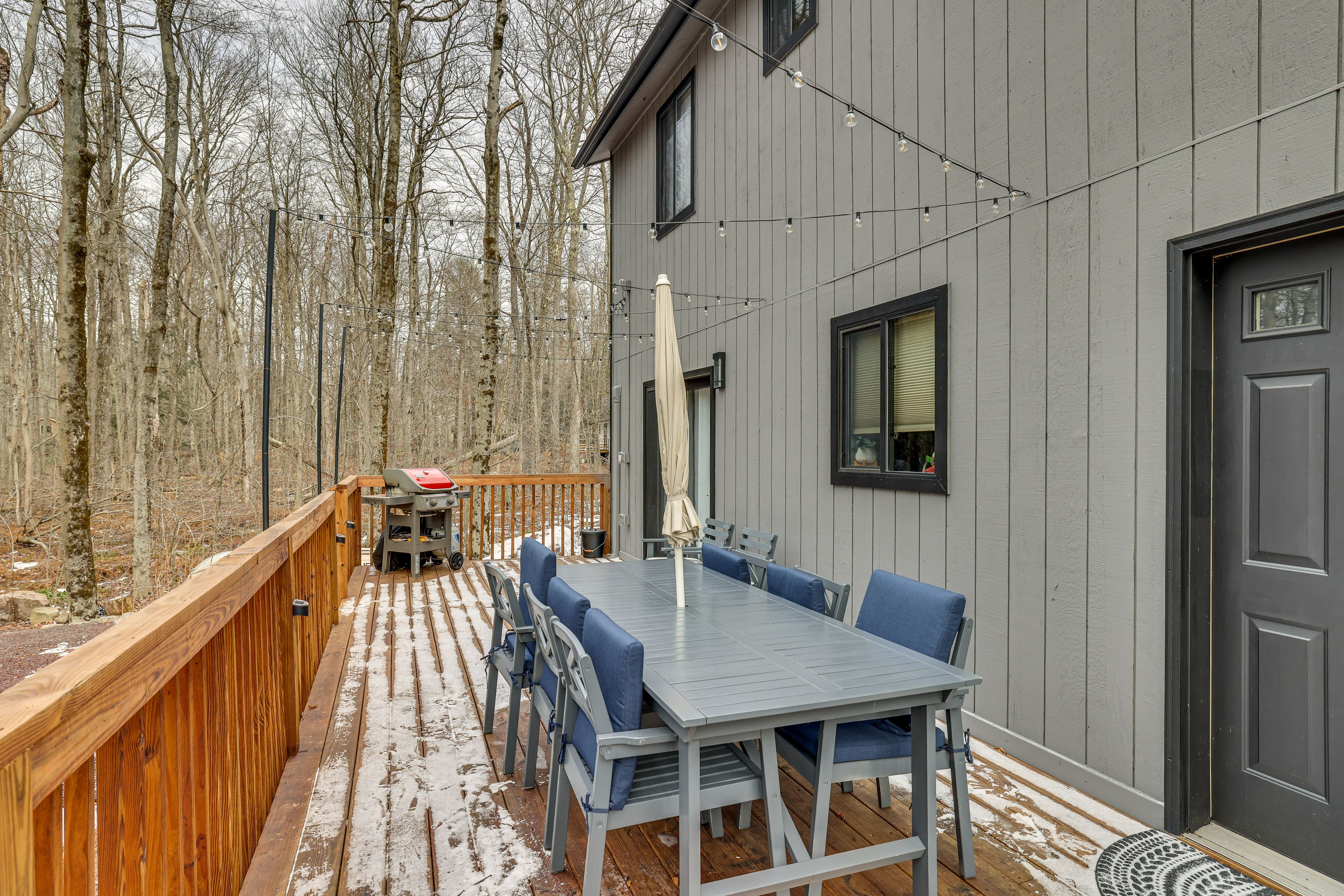 Deck | Outdoor Dining Area | Gas Grill