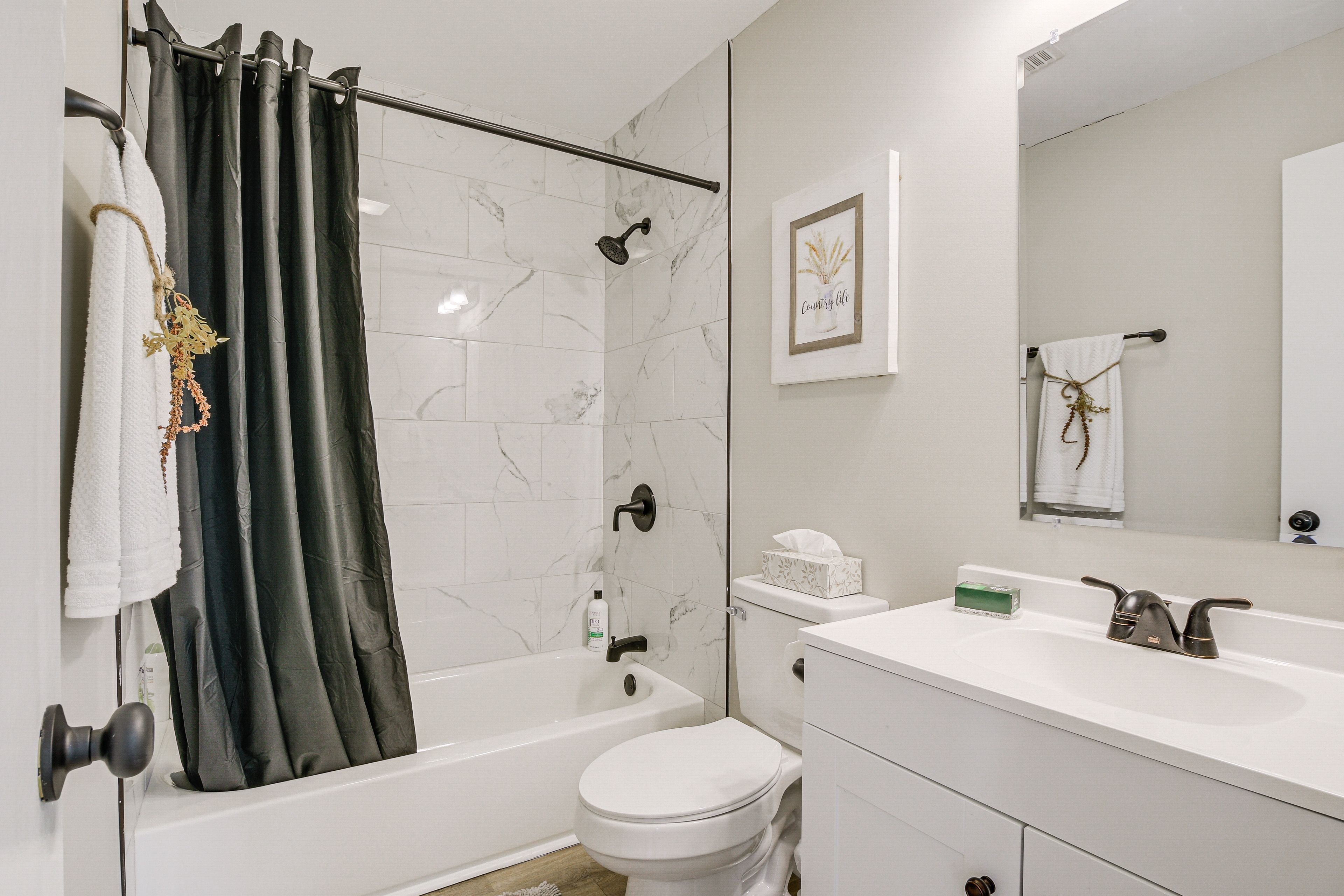 Full Bathroom | Towels Provided | Complimentary Toiletries