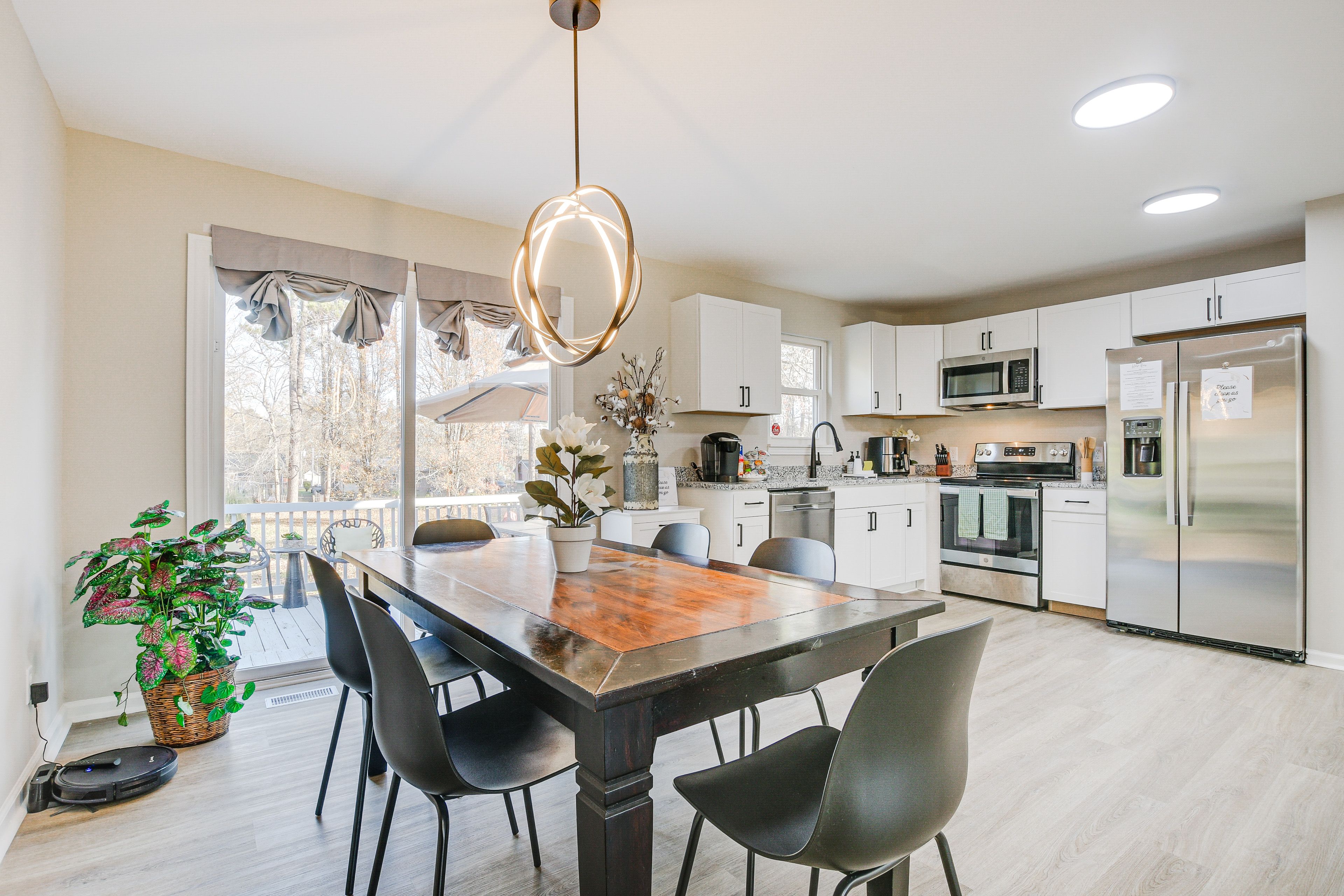 Dining Area | Dishware & Flatware Provided | Central A/C & Heating