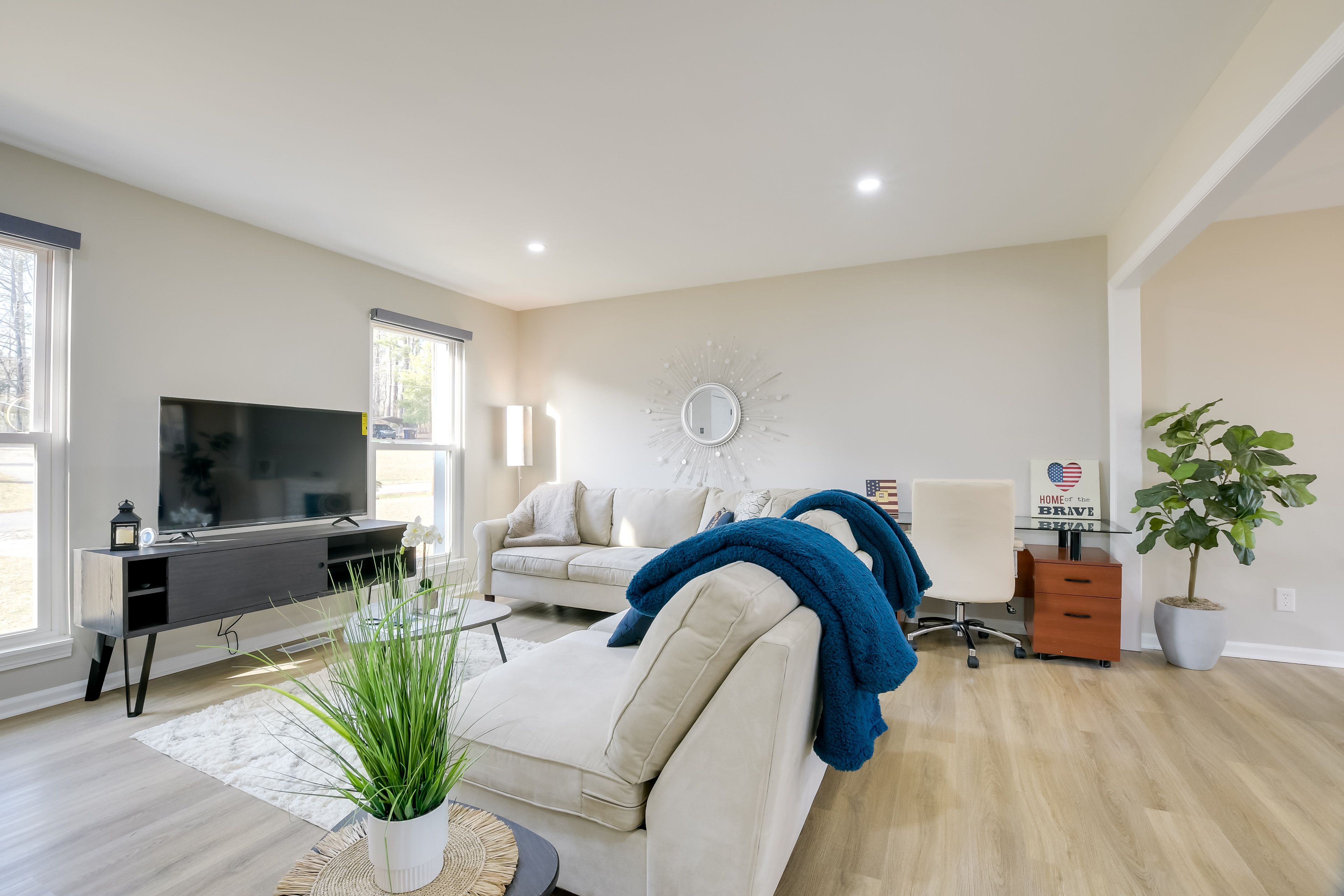 Living Room | Free WiFi | Smart TV | Full Sleeper Sofa