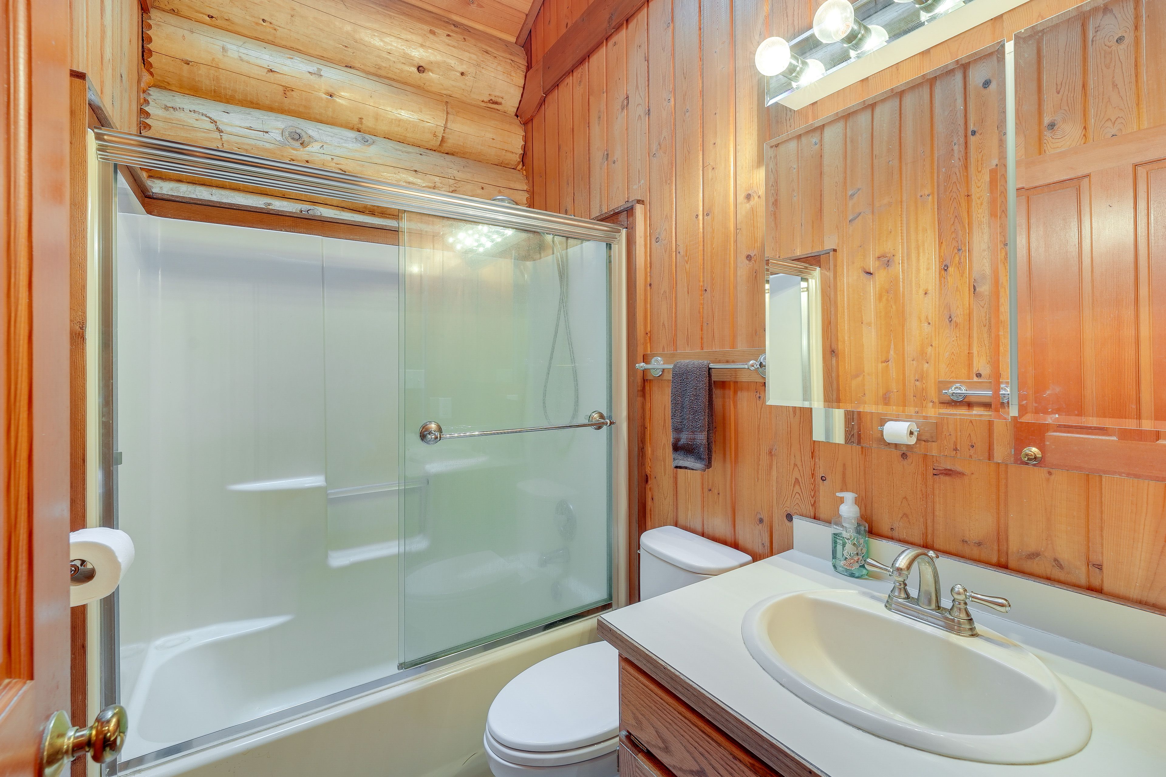 Full Bathroom | Towels Provided | Complimentary Toiletries