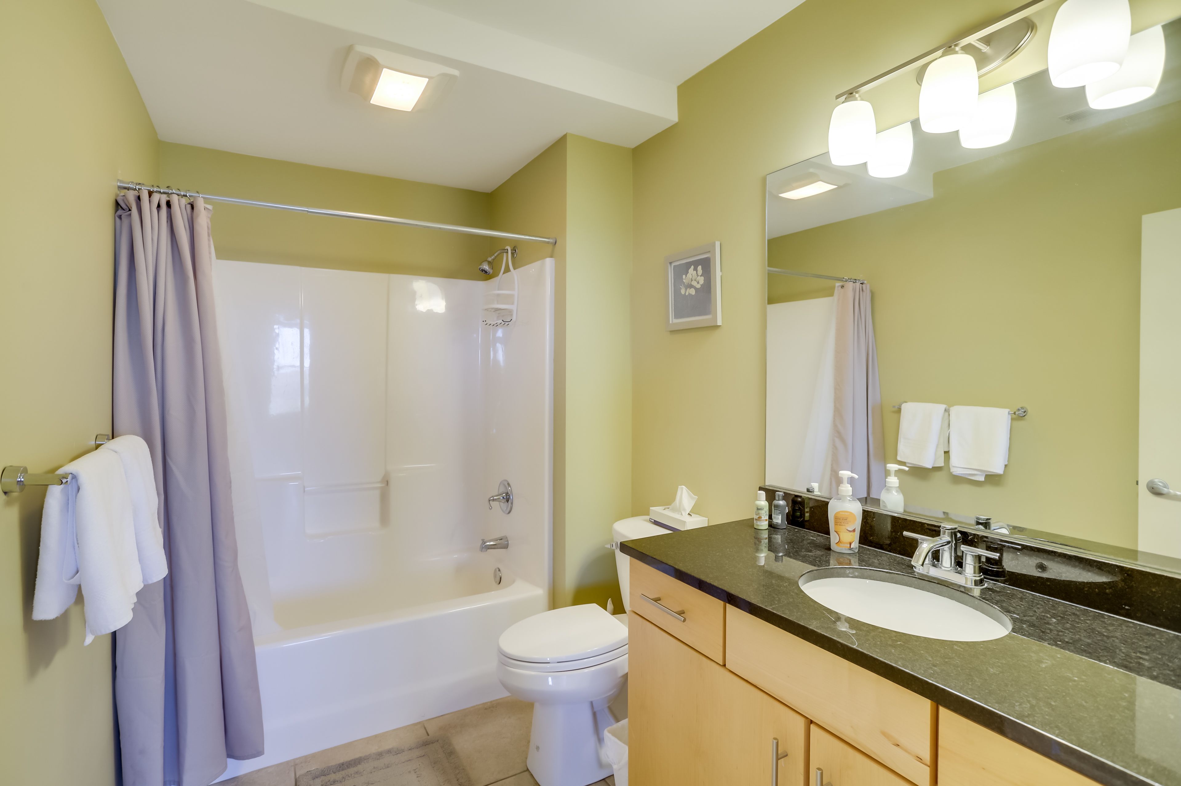 Full Bathroom | Shower/Tub Combo