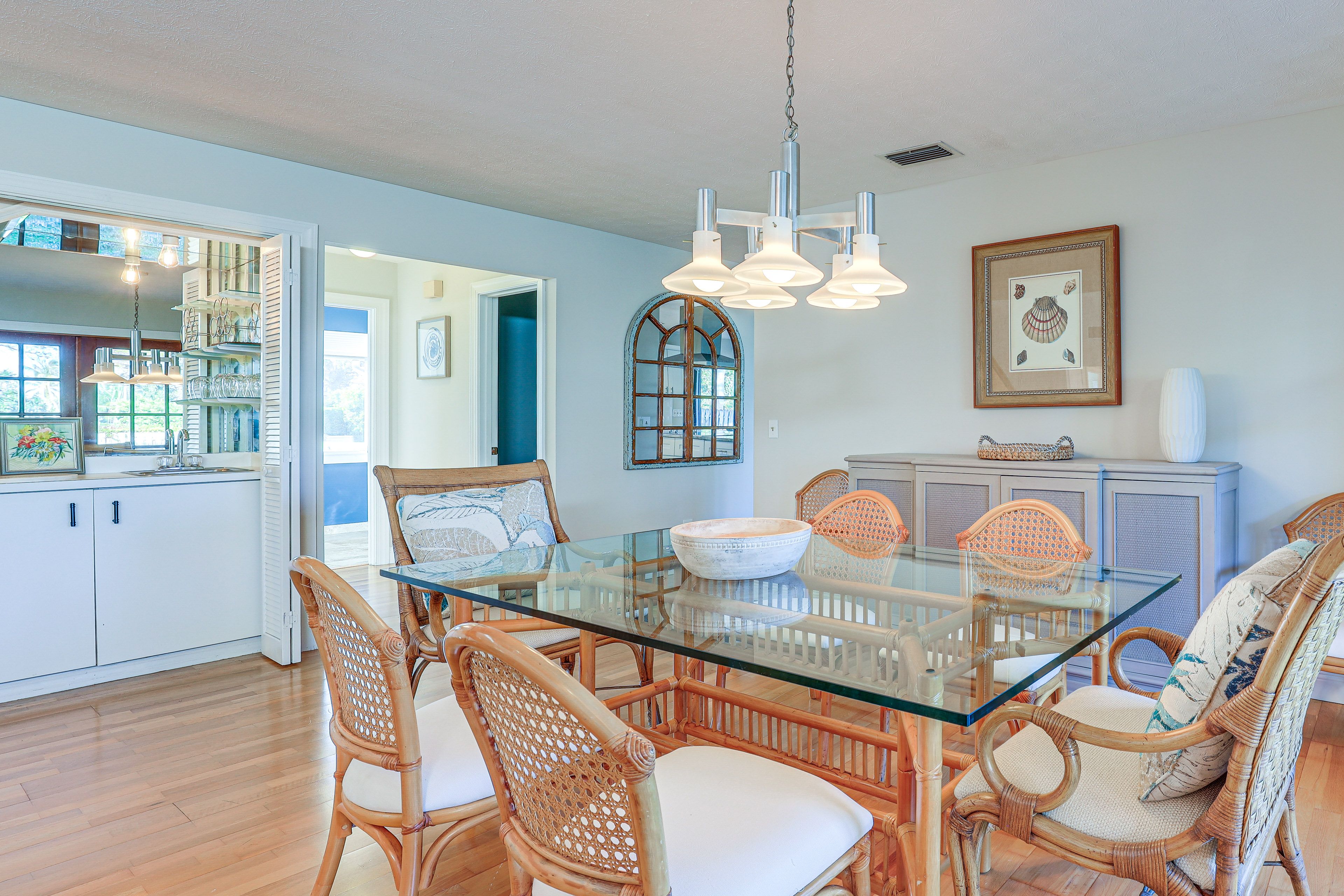 Dining Area | Dishware & Flatware Provided