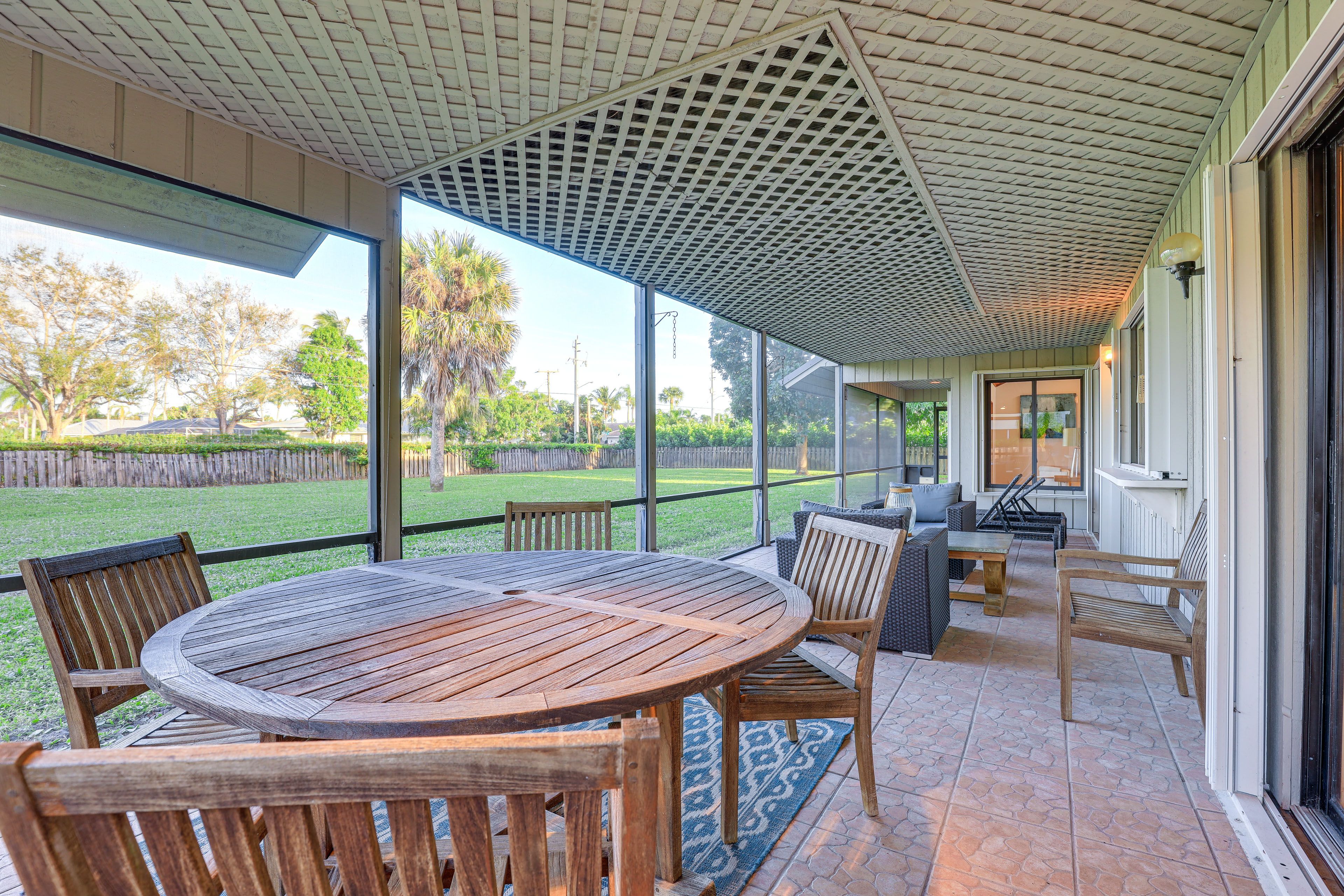 Screened Patio | Loungers | Outdoor Dining