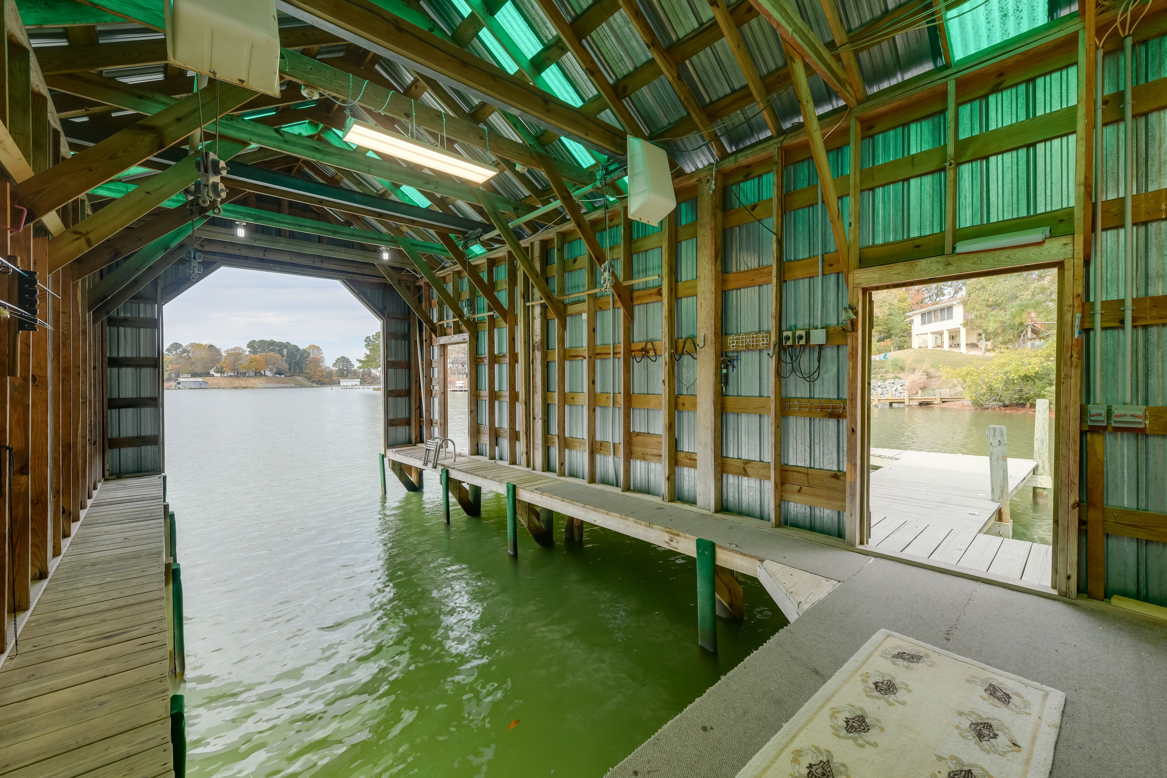 Boathouse (Fits 30' Boat)