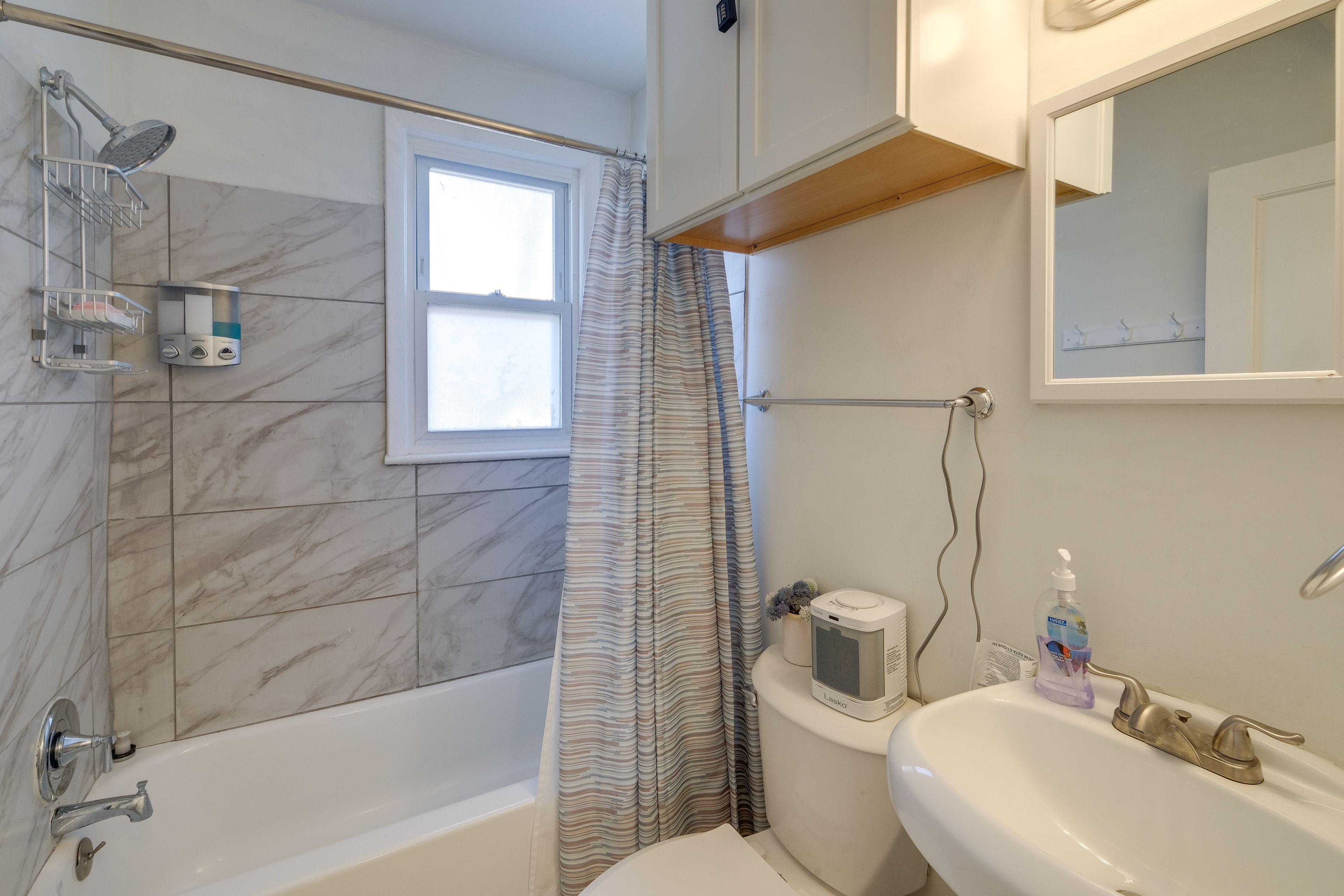 Full Bathroom | Towels Provided | Complimentary Toiletries