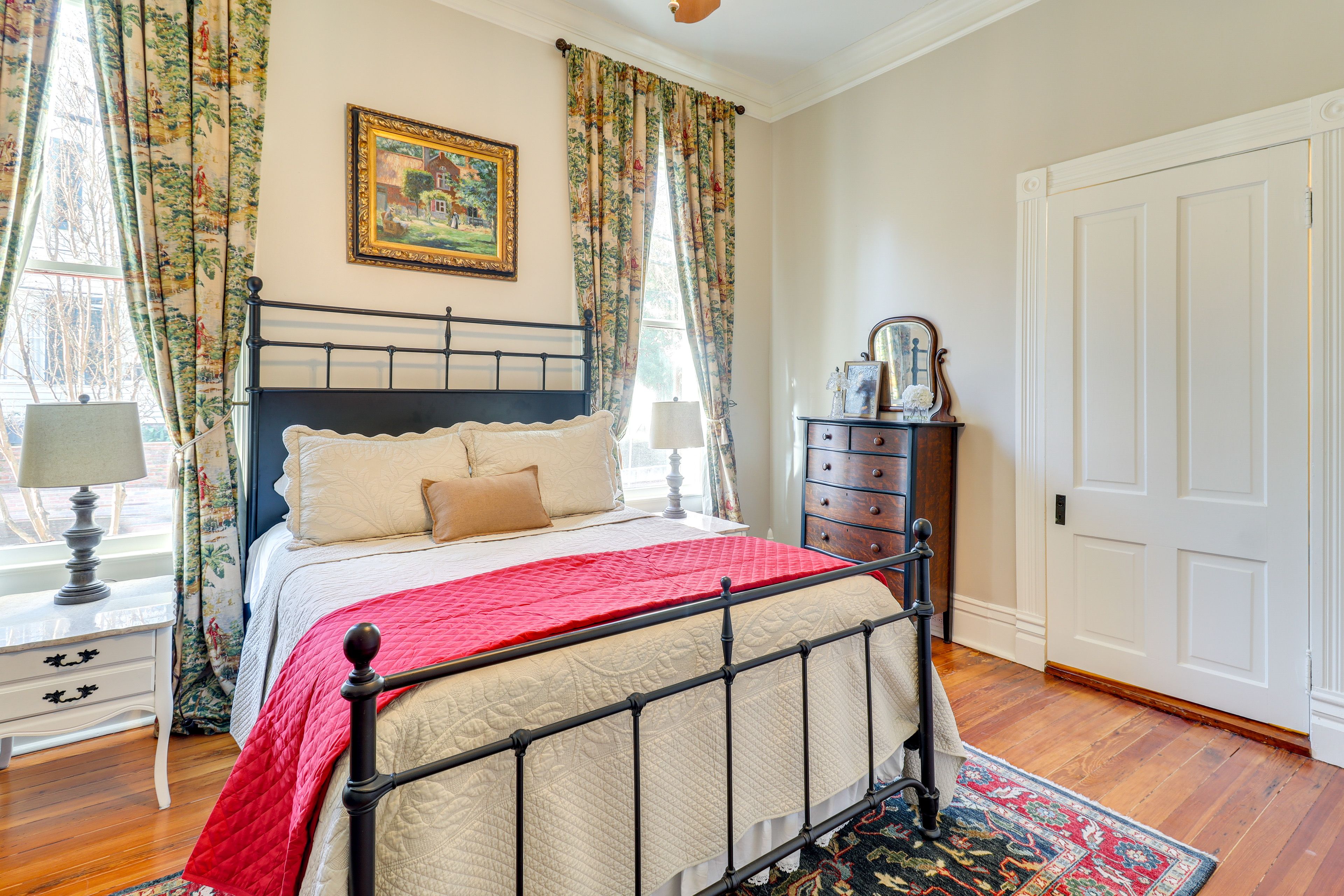 Bedroom 1 | Queen Bed | En-Suite Bathroom