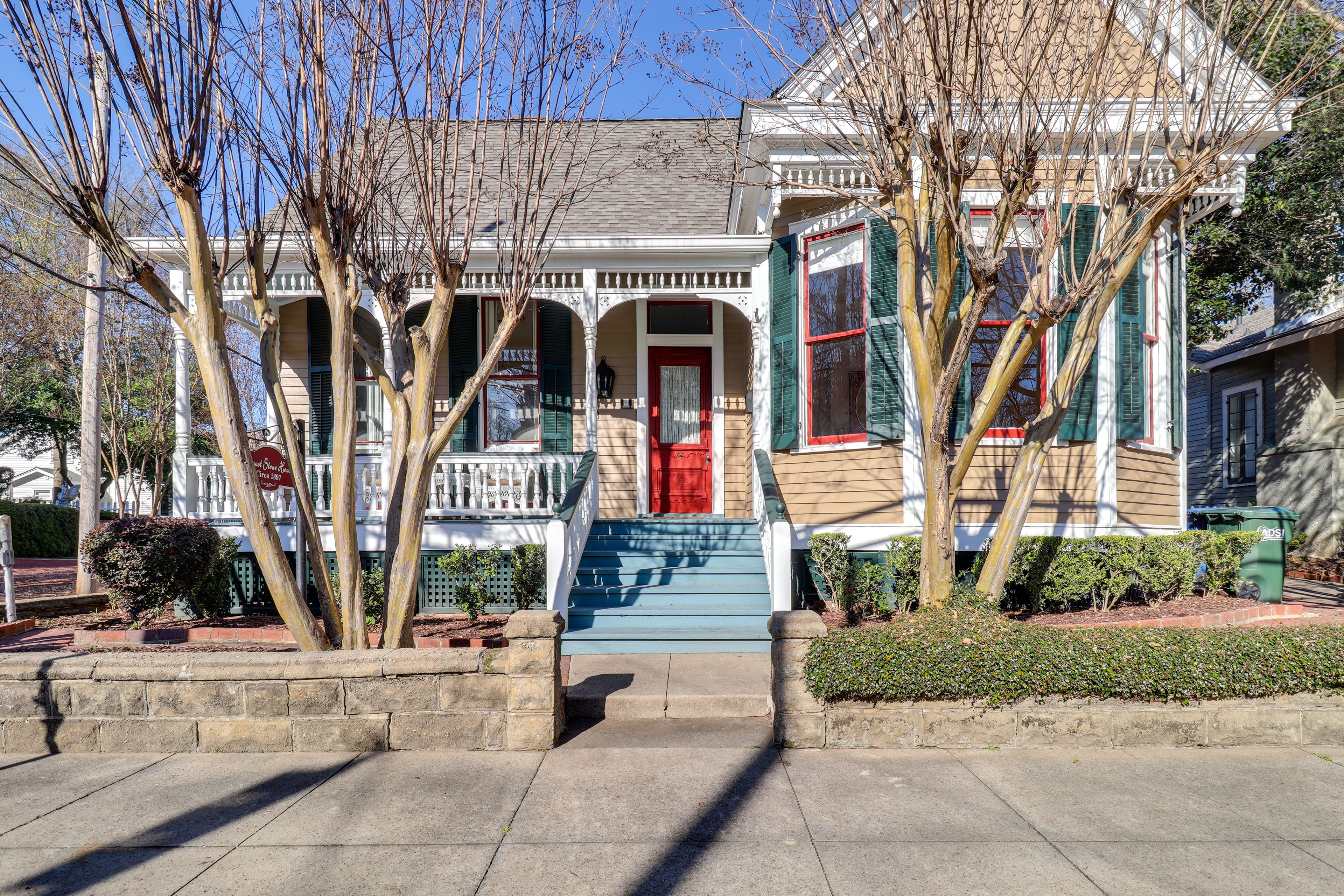 Cottage Exterior | Keyless Entry | Walk to Downtown Natchez