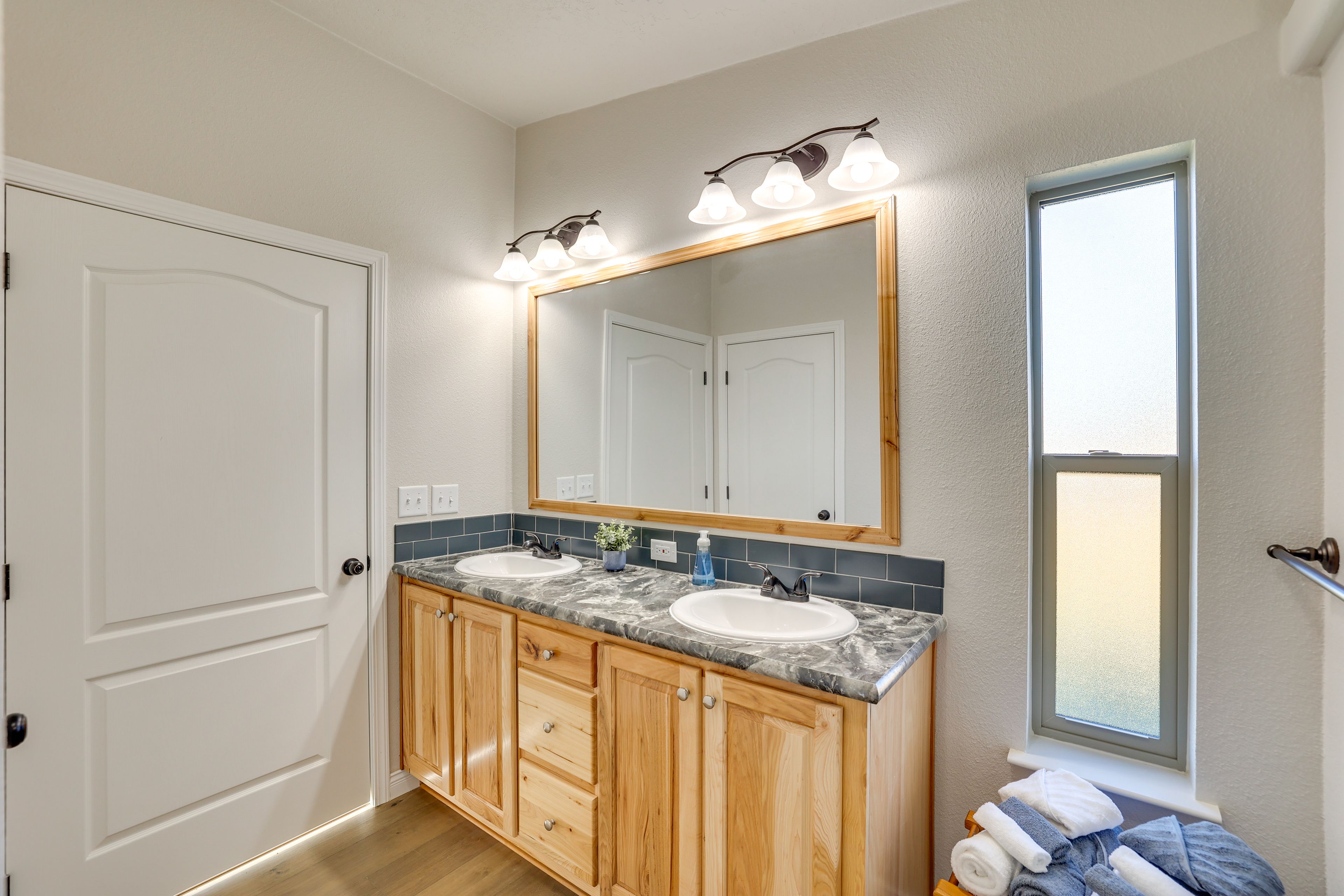 Full Bathroom | Towels Provided
