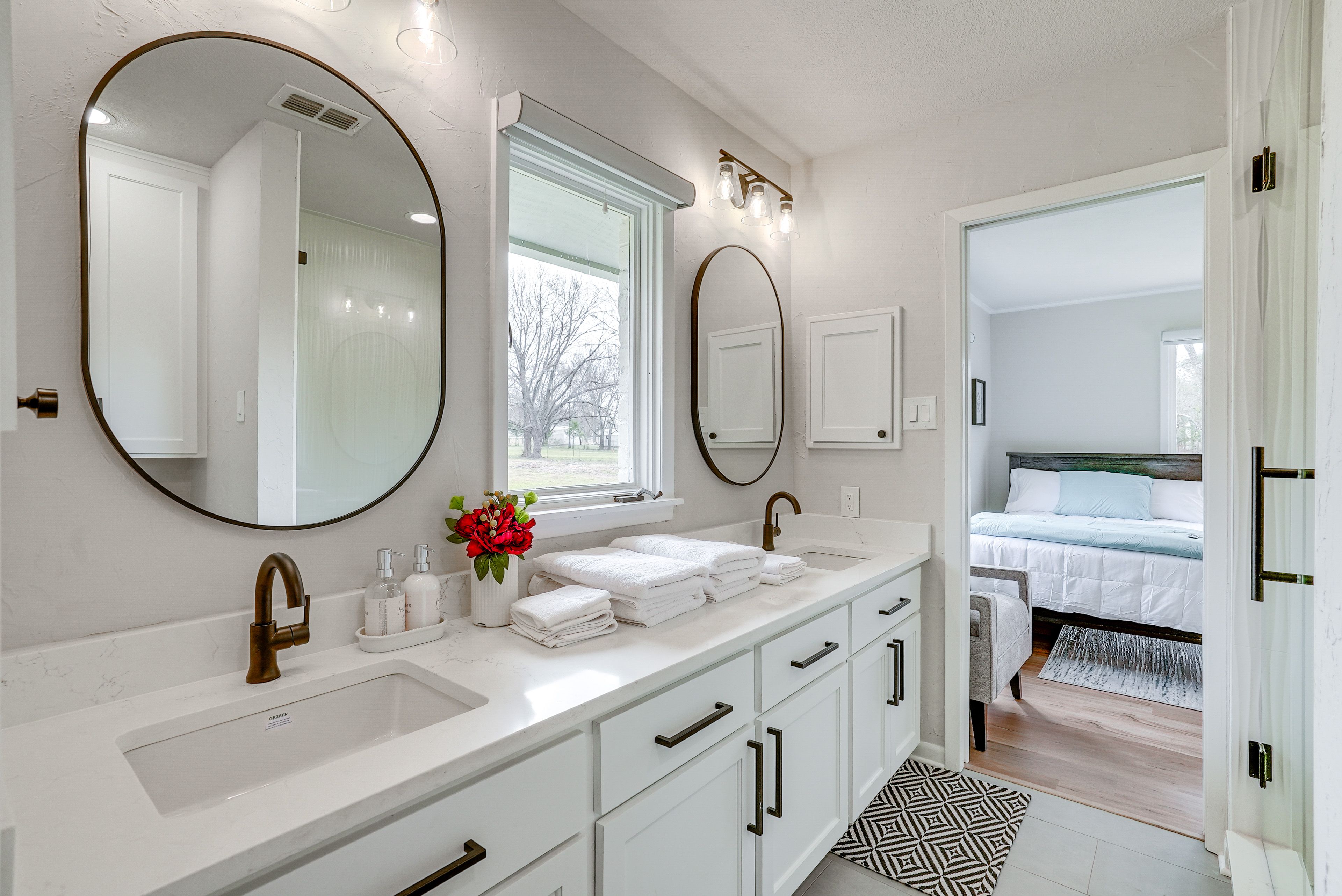 Jack-and-Jill Bathroom | Access via Bedrooms 3 & 4