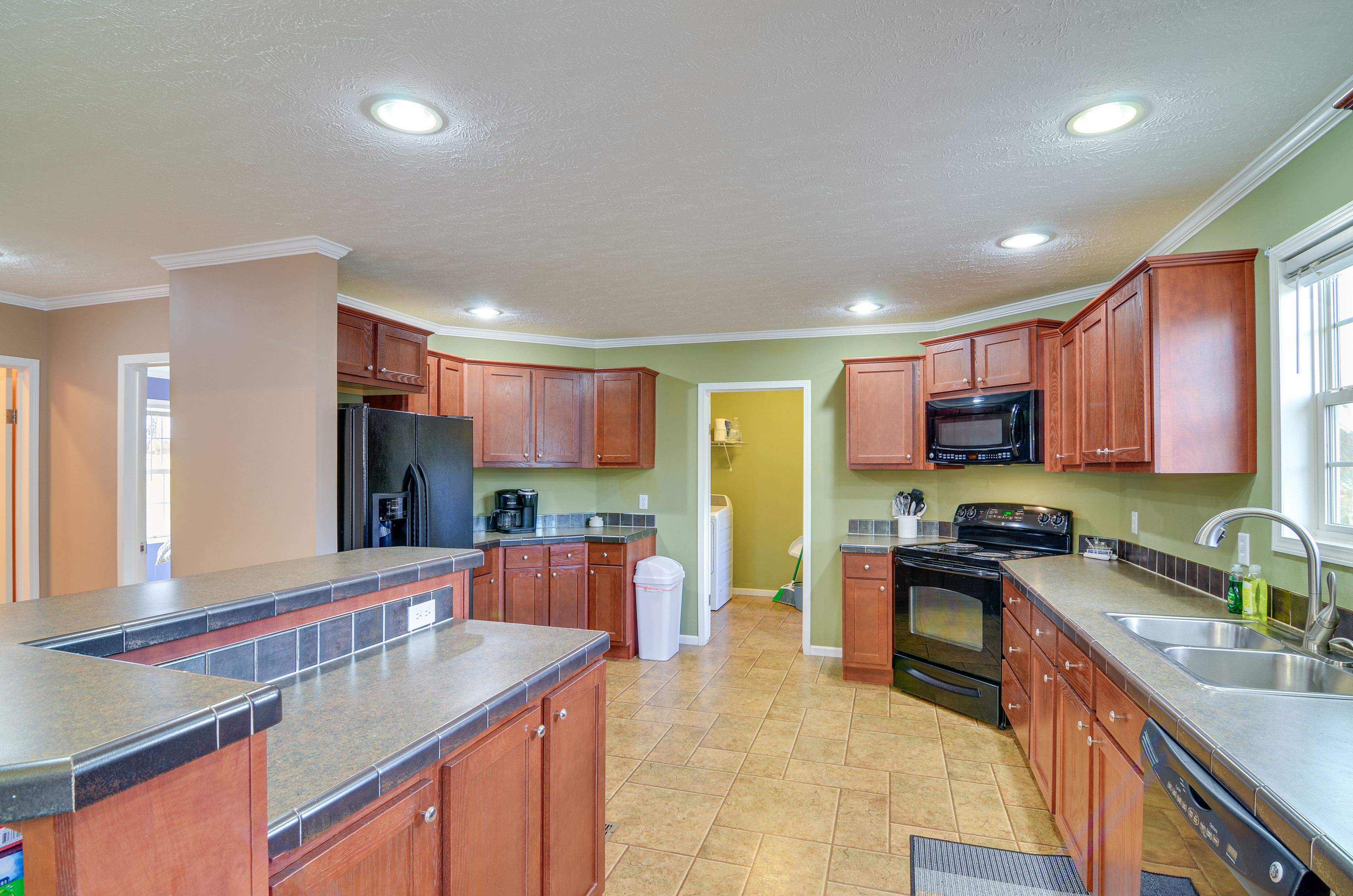 Kitchen | Equipped w/ Cooking Basics