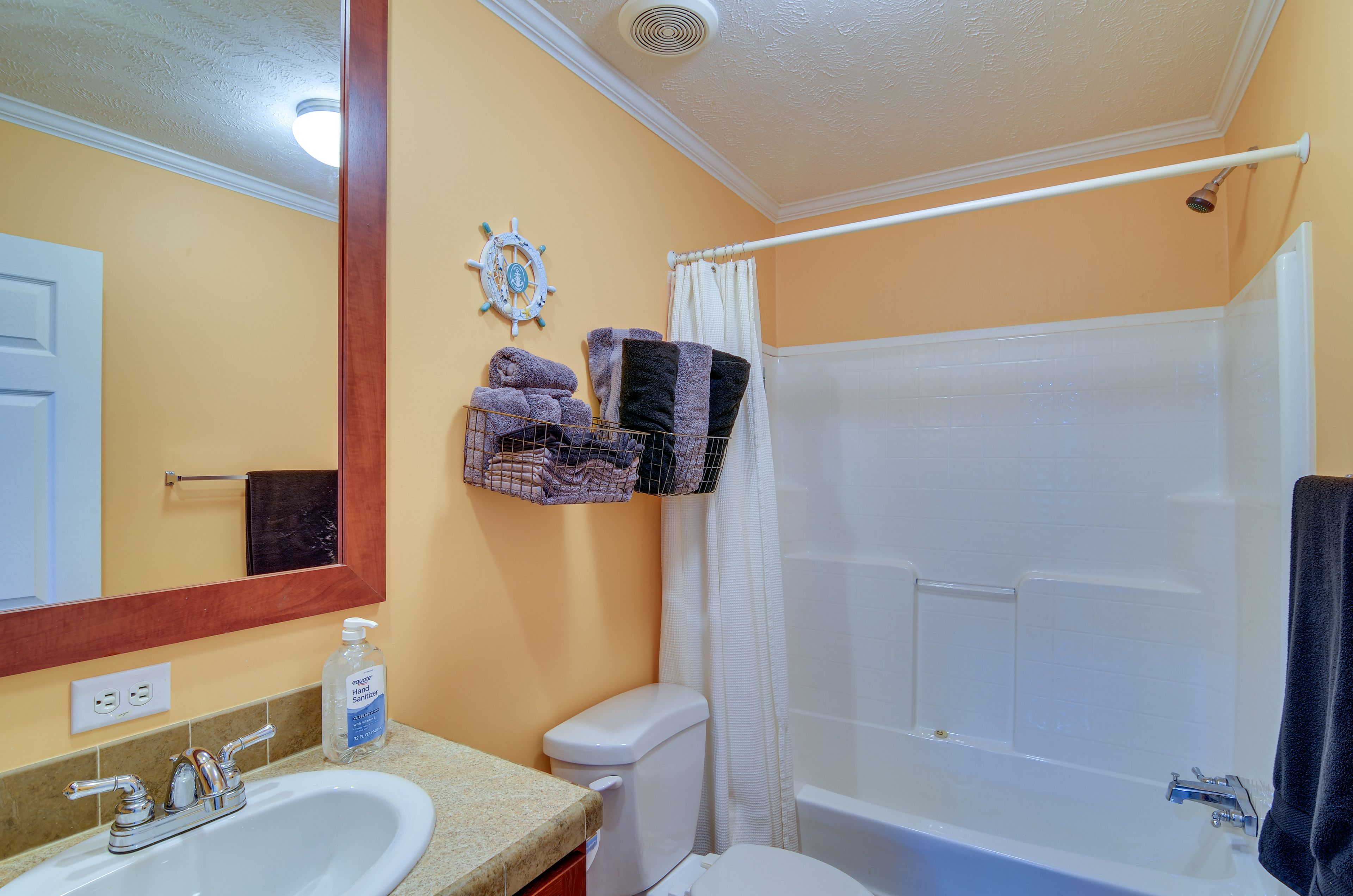 Full Bathroom | Towels Provided