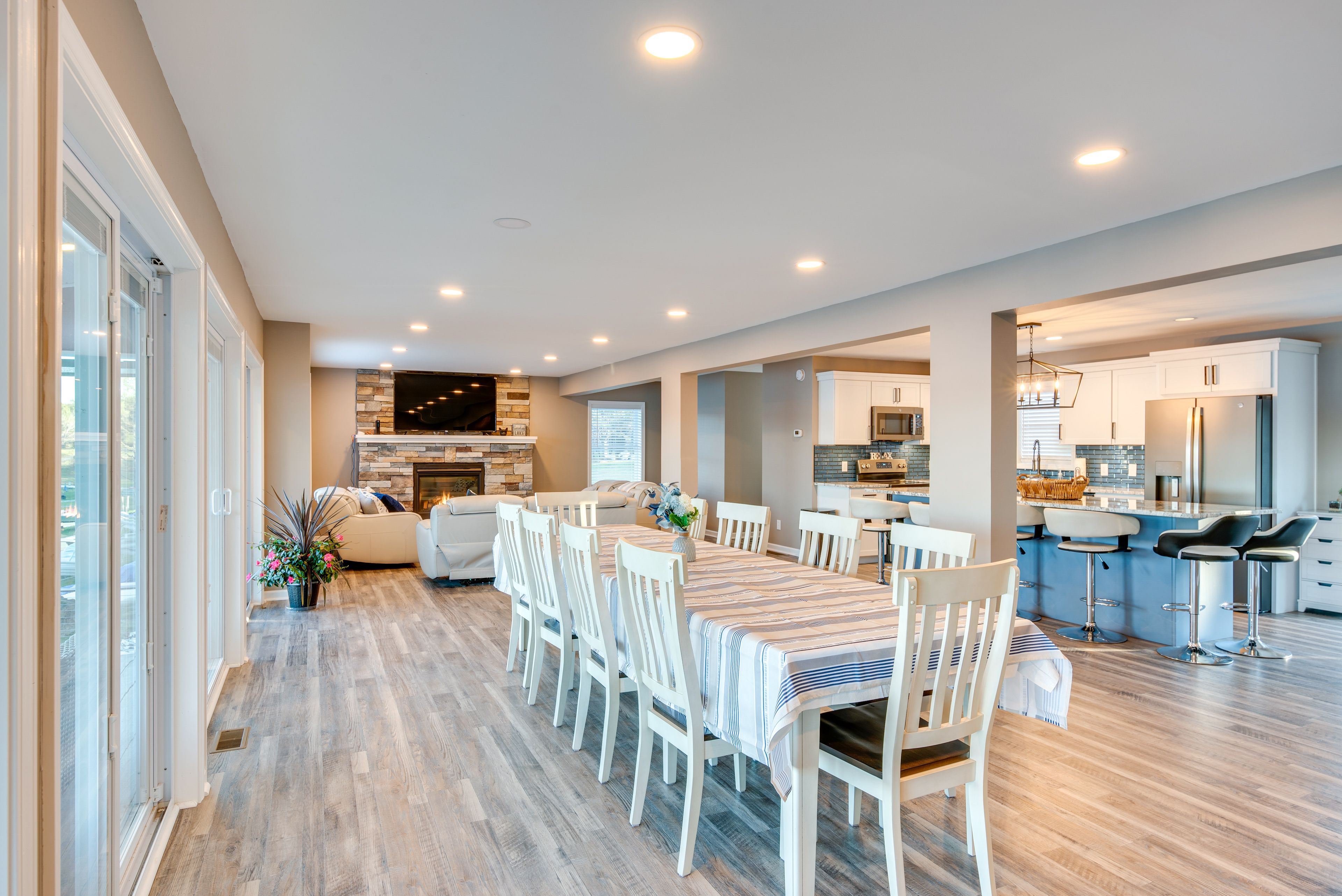 Interior | 3,500 Sq Ft | Smart TV | Free WiFi