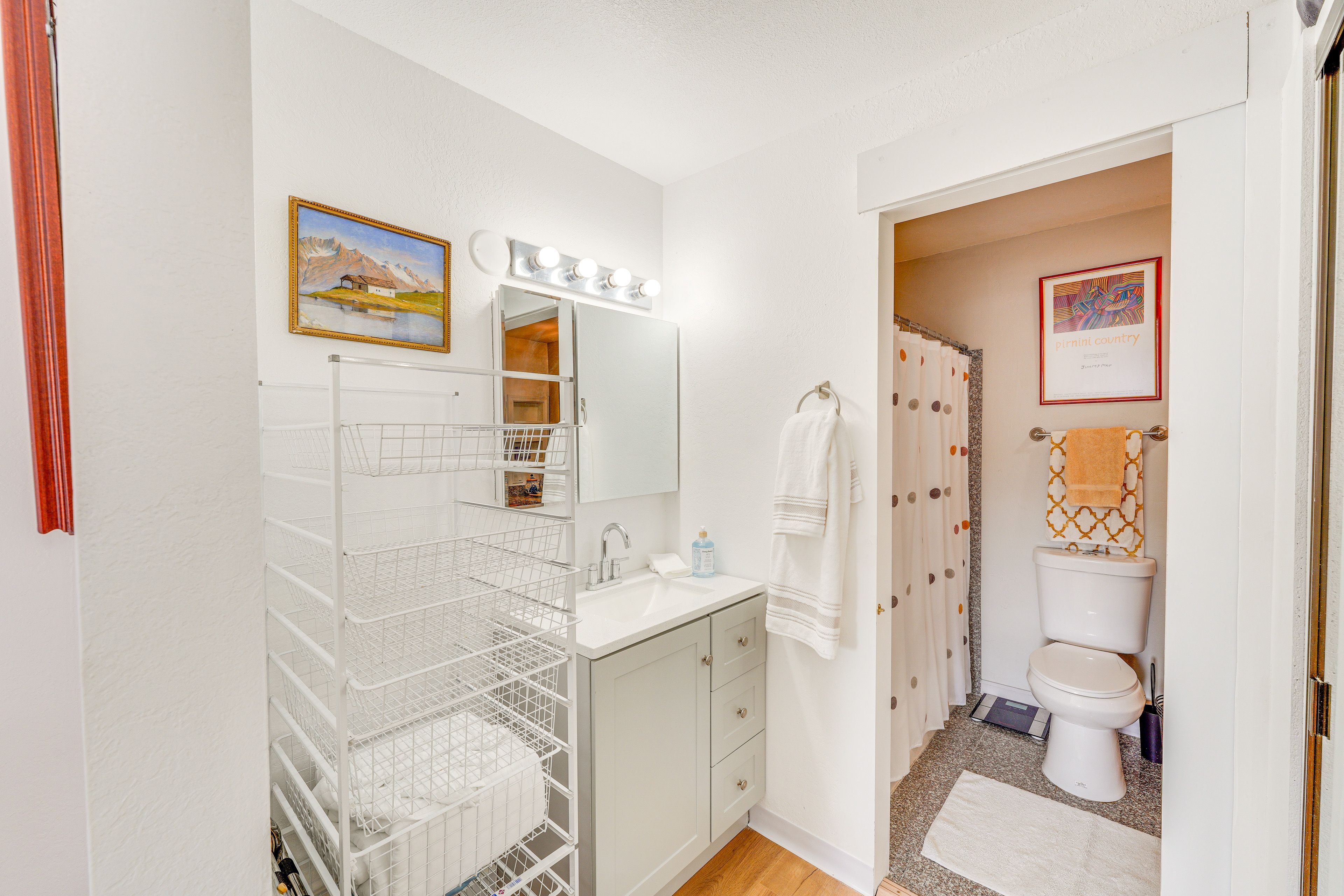Full Bathroom | Complimentary Toiletries | Towels Provided