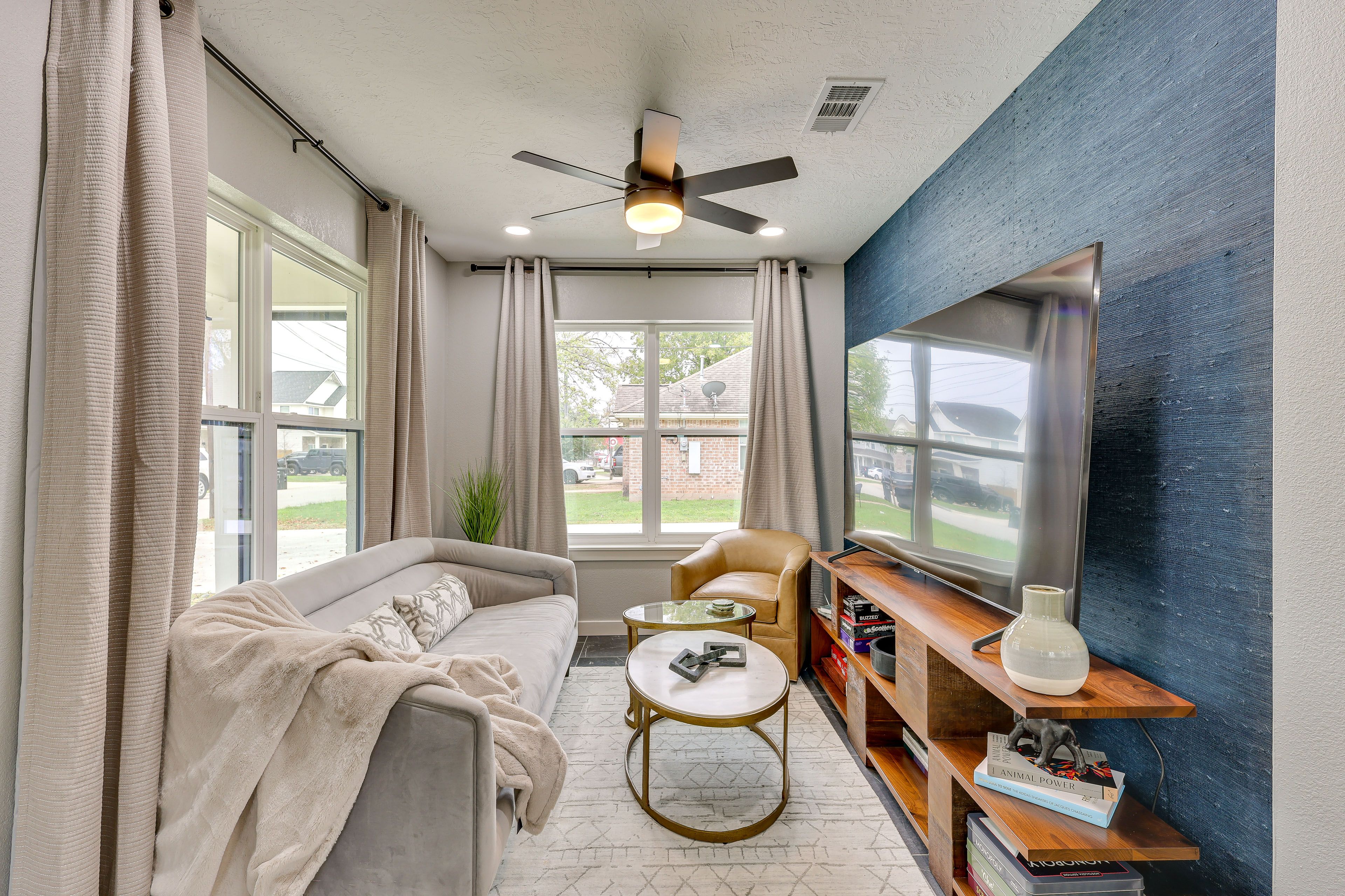 Living Room | Smart TV | Free WiFi | Central A/C | Board Games | Books