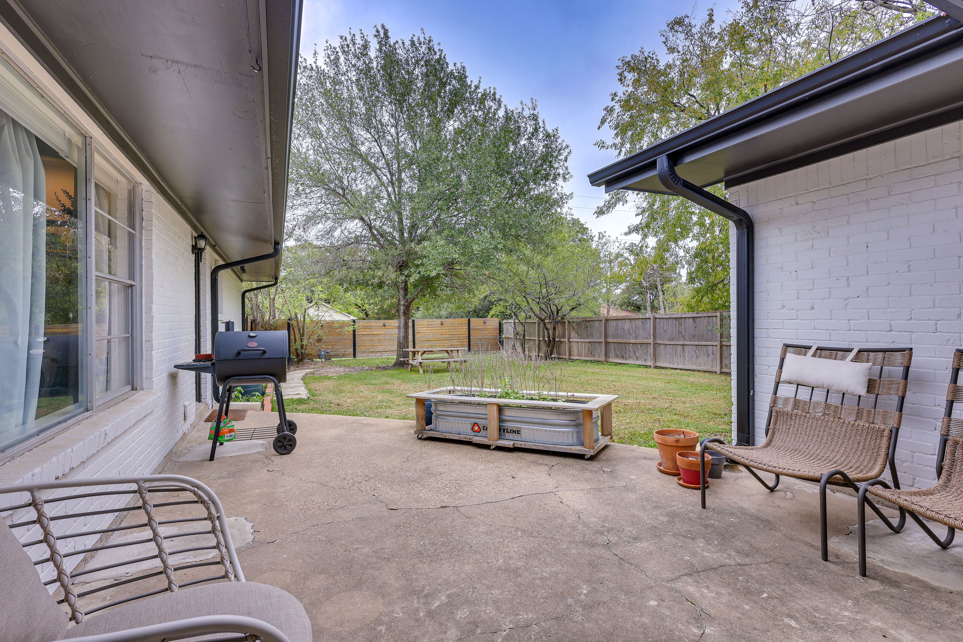 Furnished Patio | Fenced Backyard | Picnic Table | Charcoal Grill