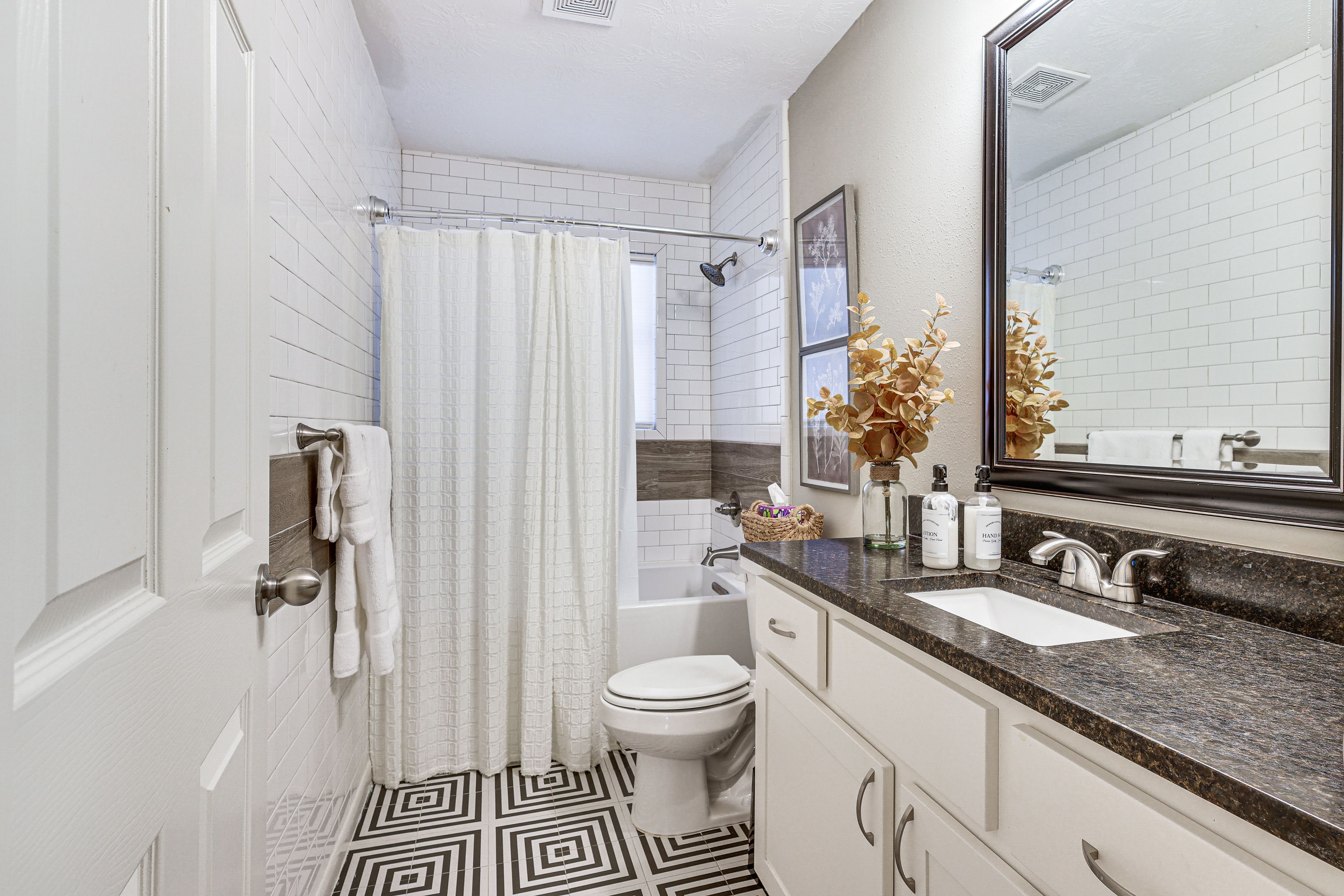 Full Bathroom | Towels Provided