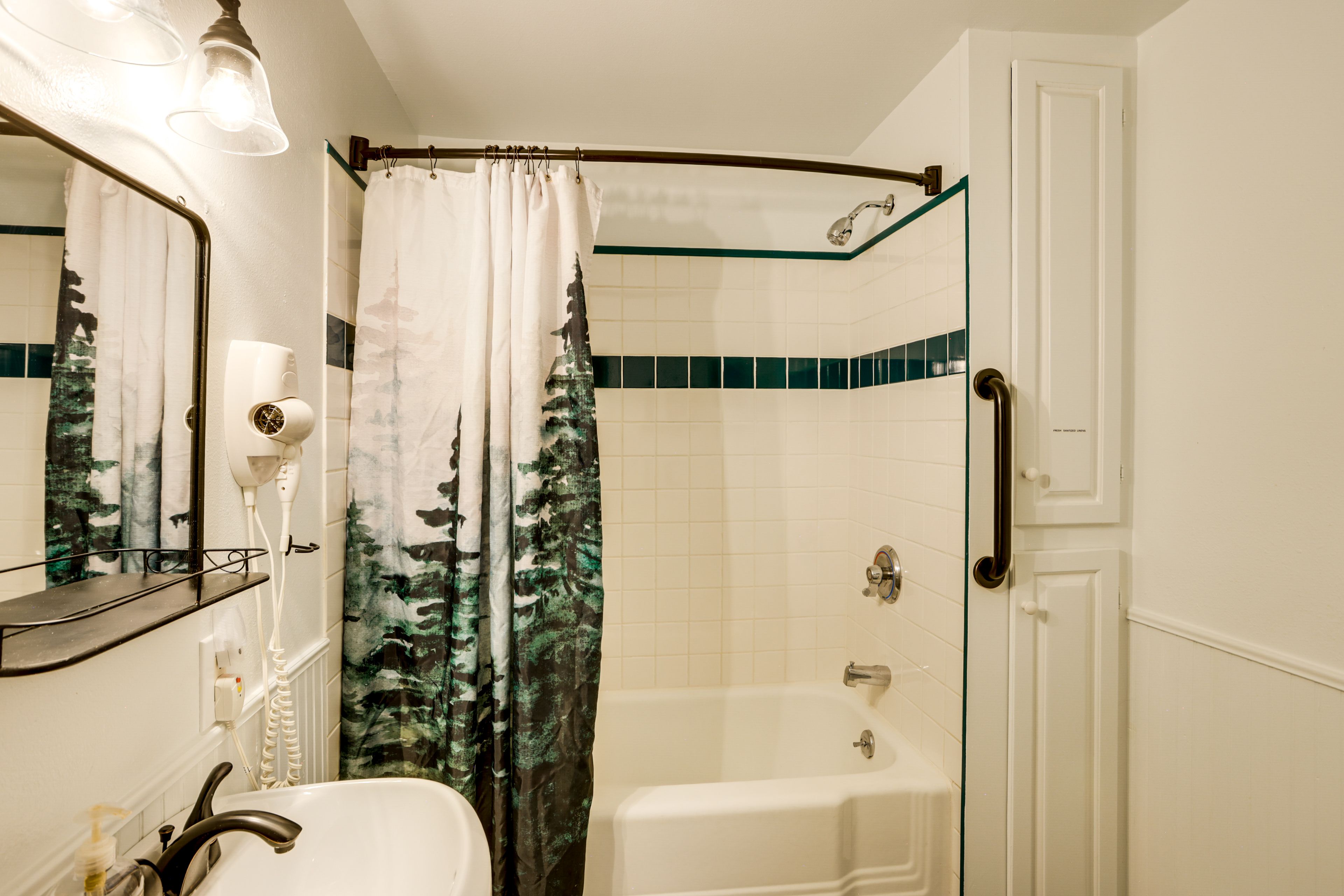 Full Bathroom | Lower Level | Complimentary Toiletries | Towels Provided