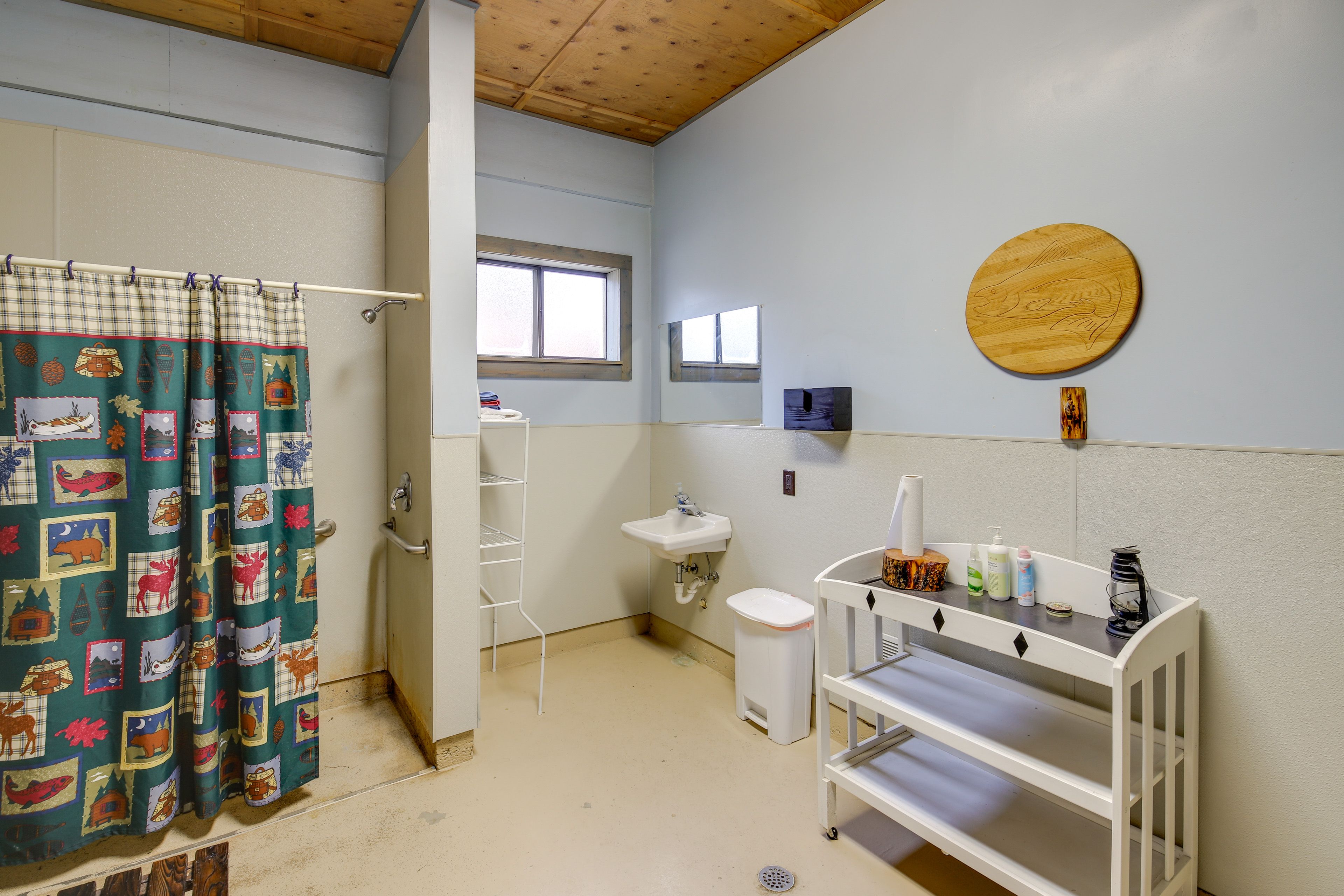Community Lodge Bathroom