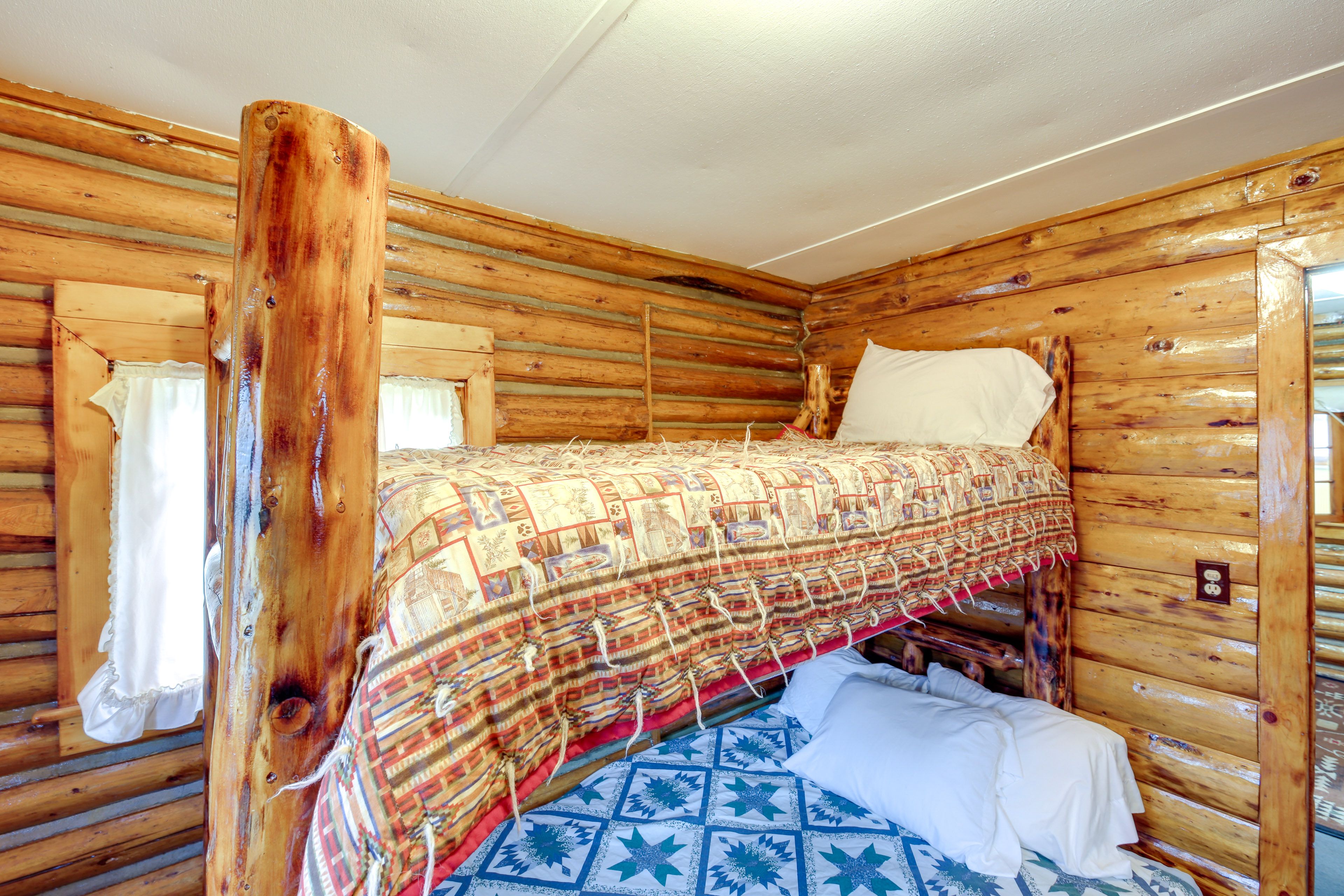 Bedroom | Twin/Full Bunk Bed