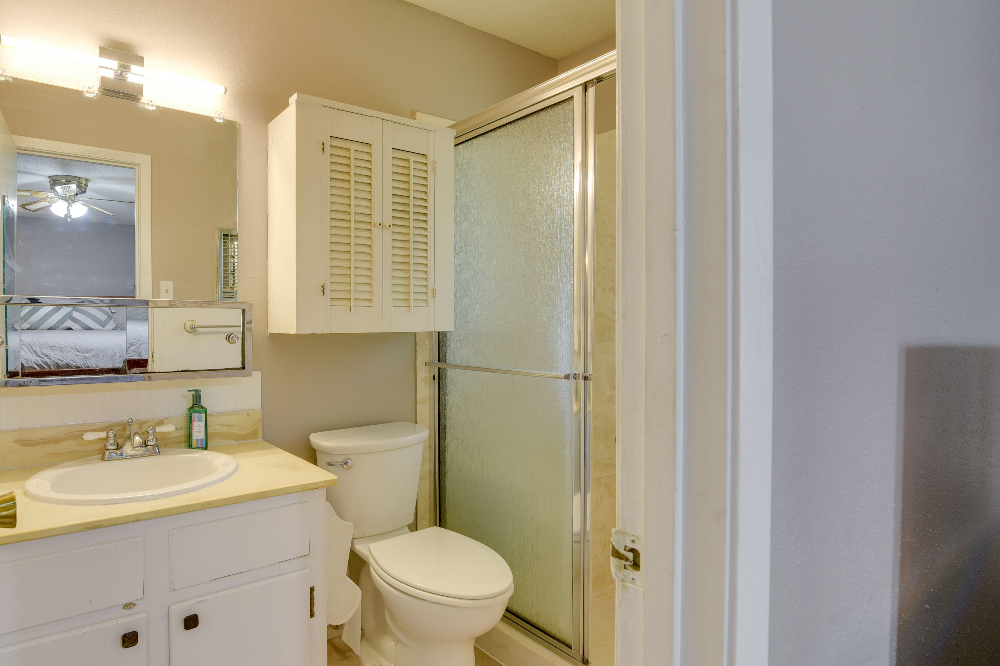 Full Bathroom | Towels Provided