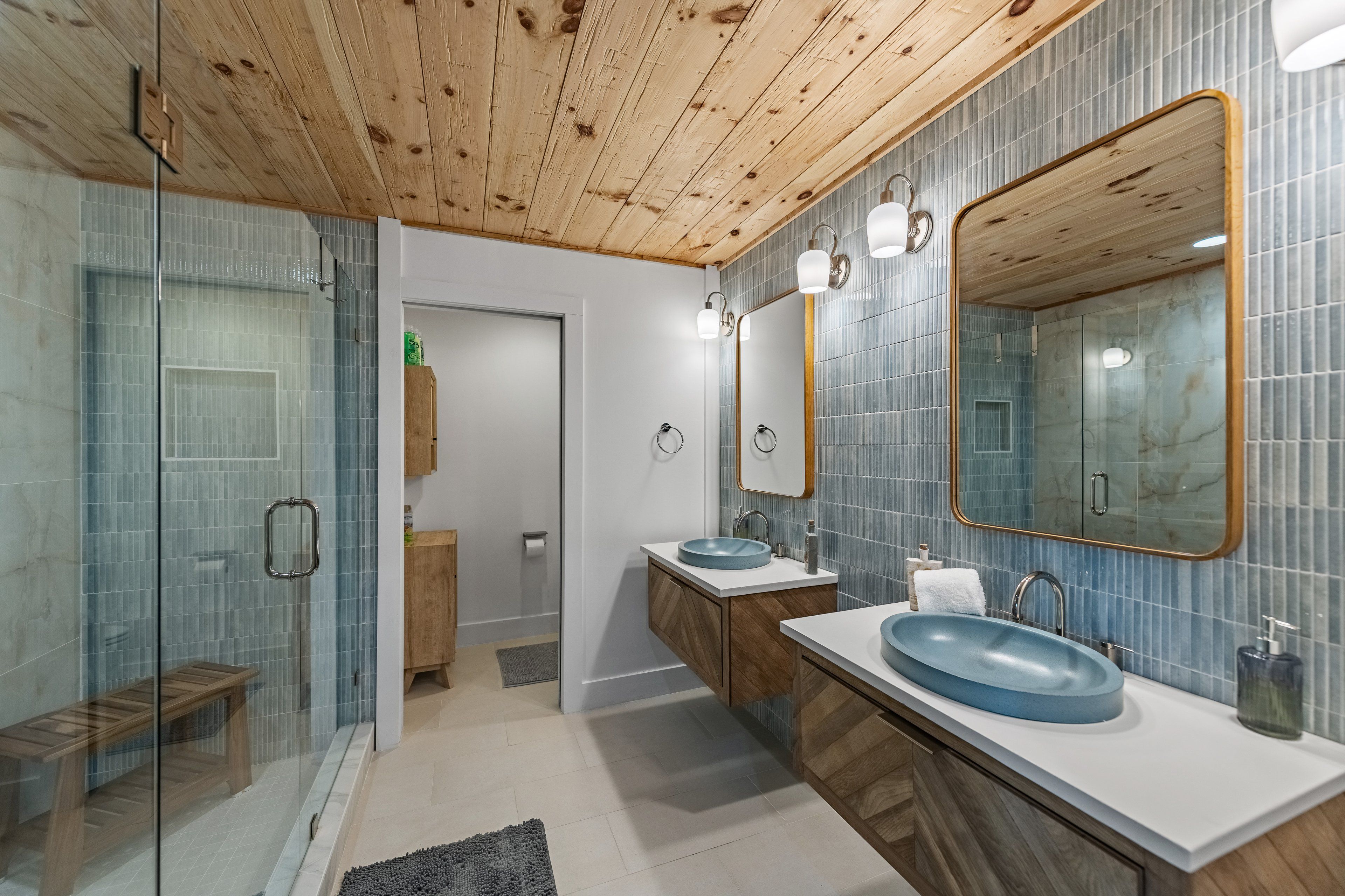 En-Suite Bathroom | Complimentary Toiletries | Main Level