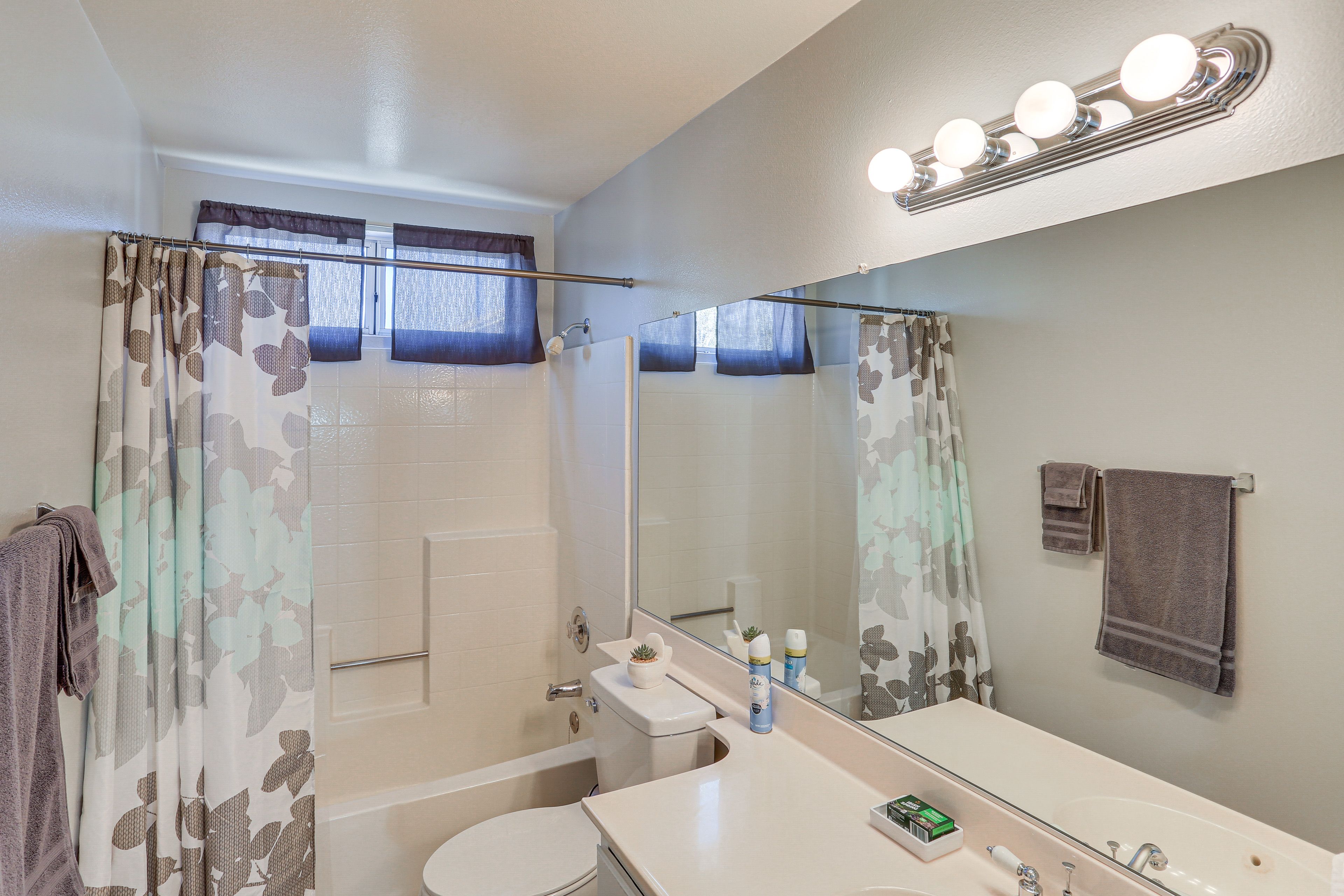 Full Bathroom | Complimentary Toiletries