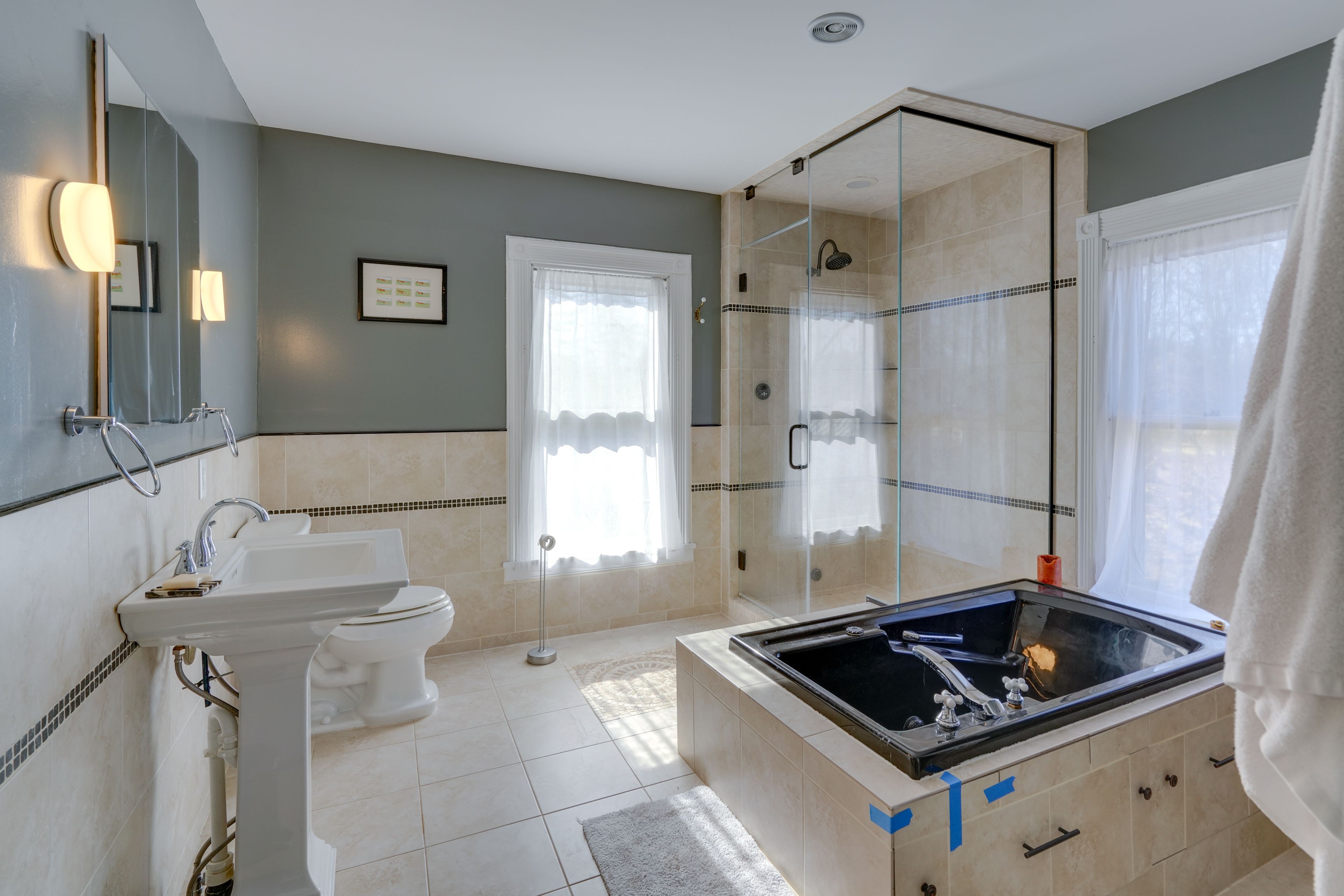 Full Bathroom | Towels Provided | 2nd Floor