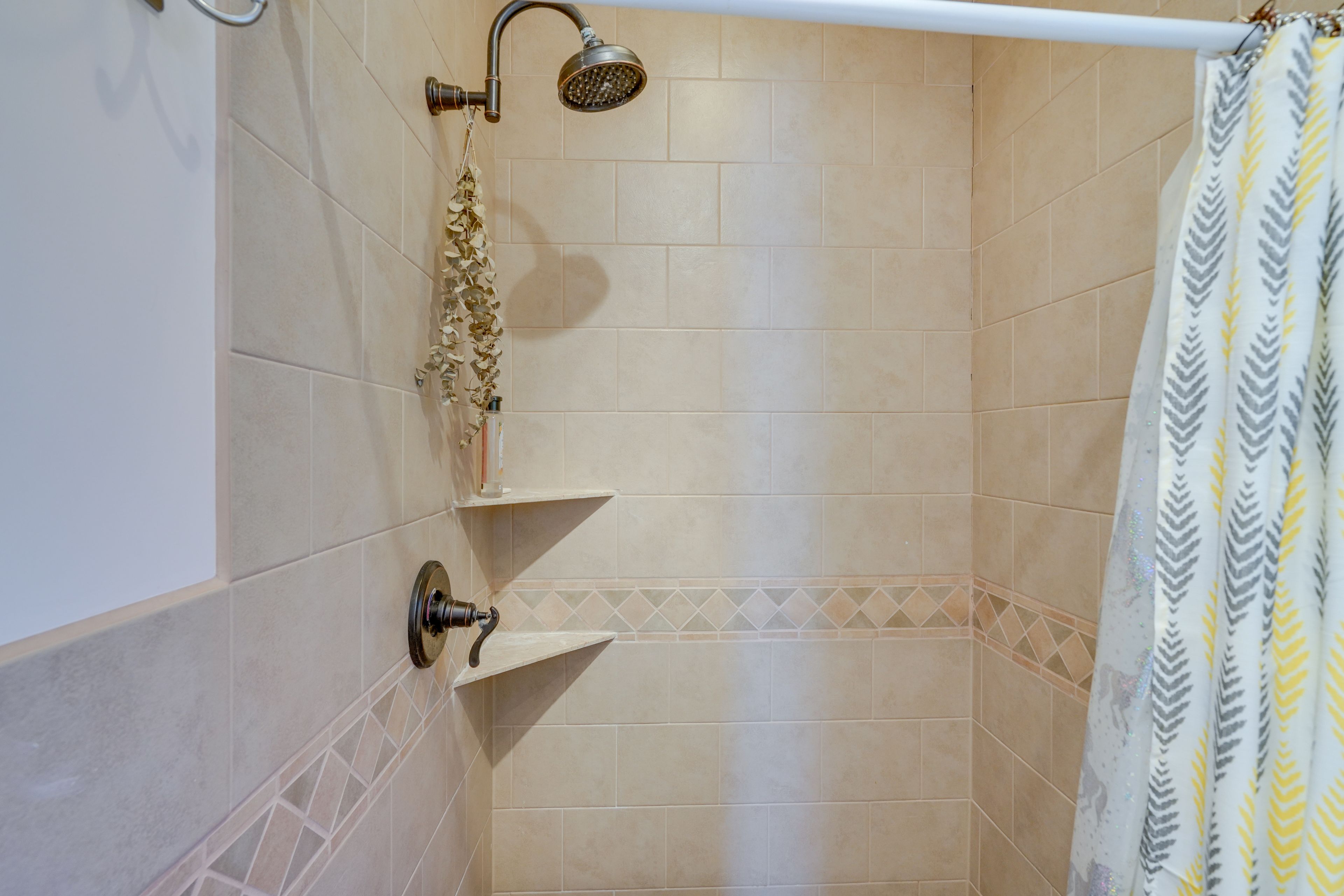 Full Bathroom | Complimentary Toiletries | 2nd Floor
