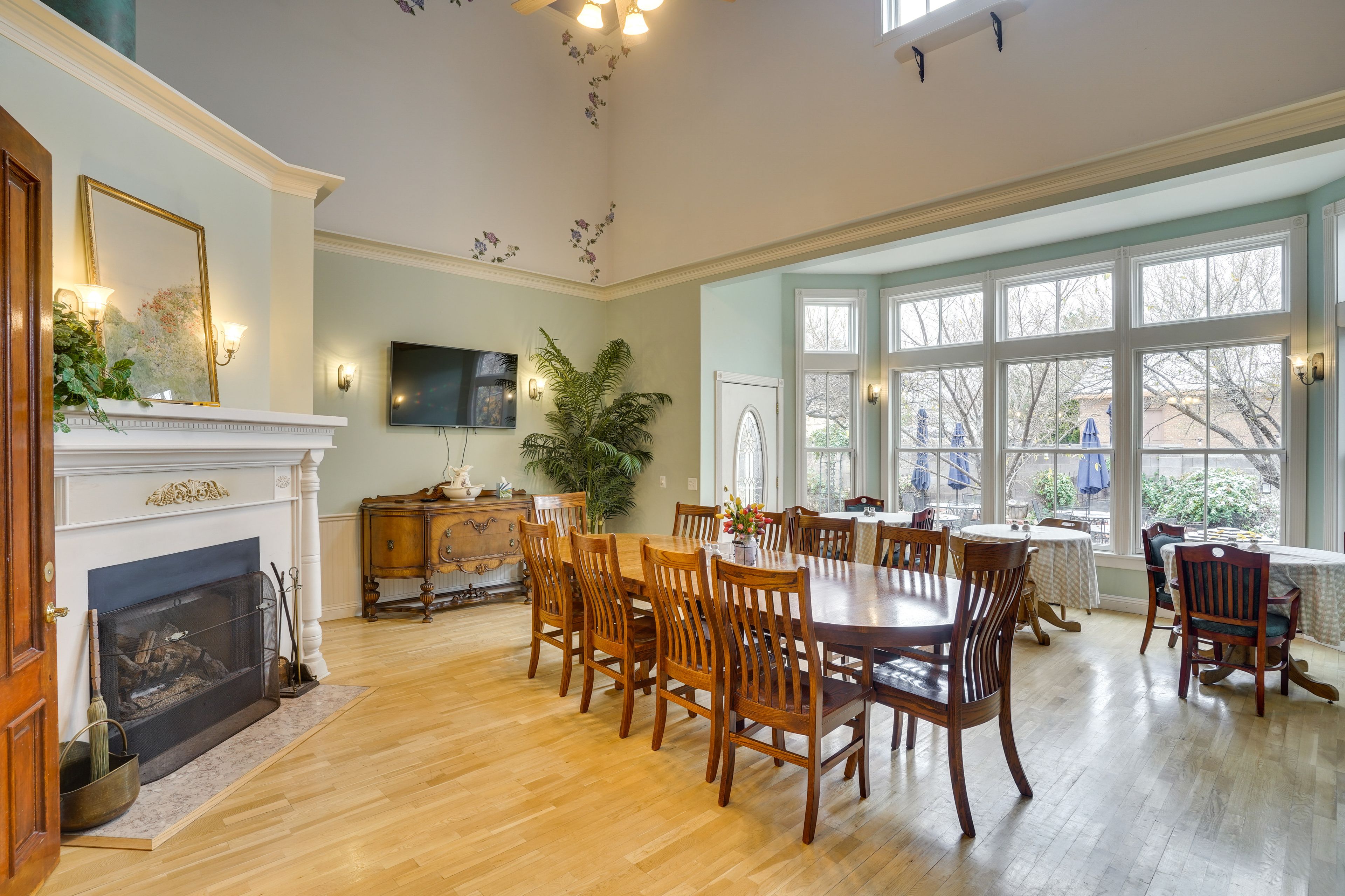 Dining Room | Fireplace | Smart TV