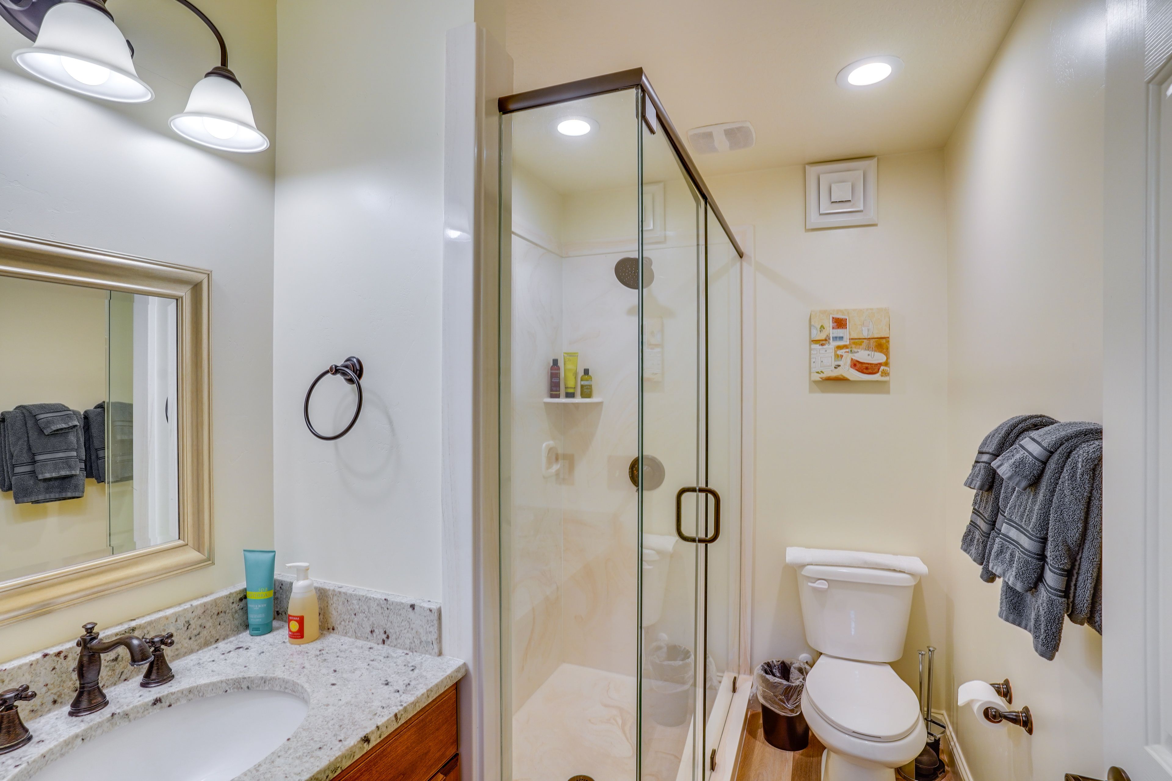 Full Bathroom | Complimentary Toiletries | 1st Floor