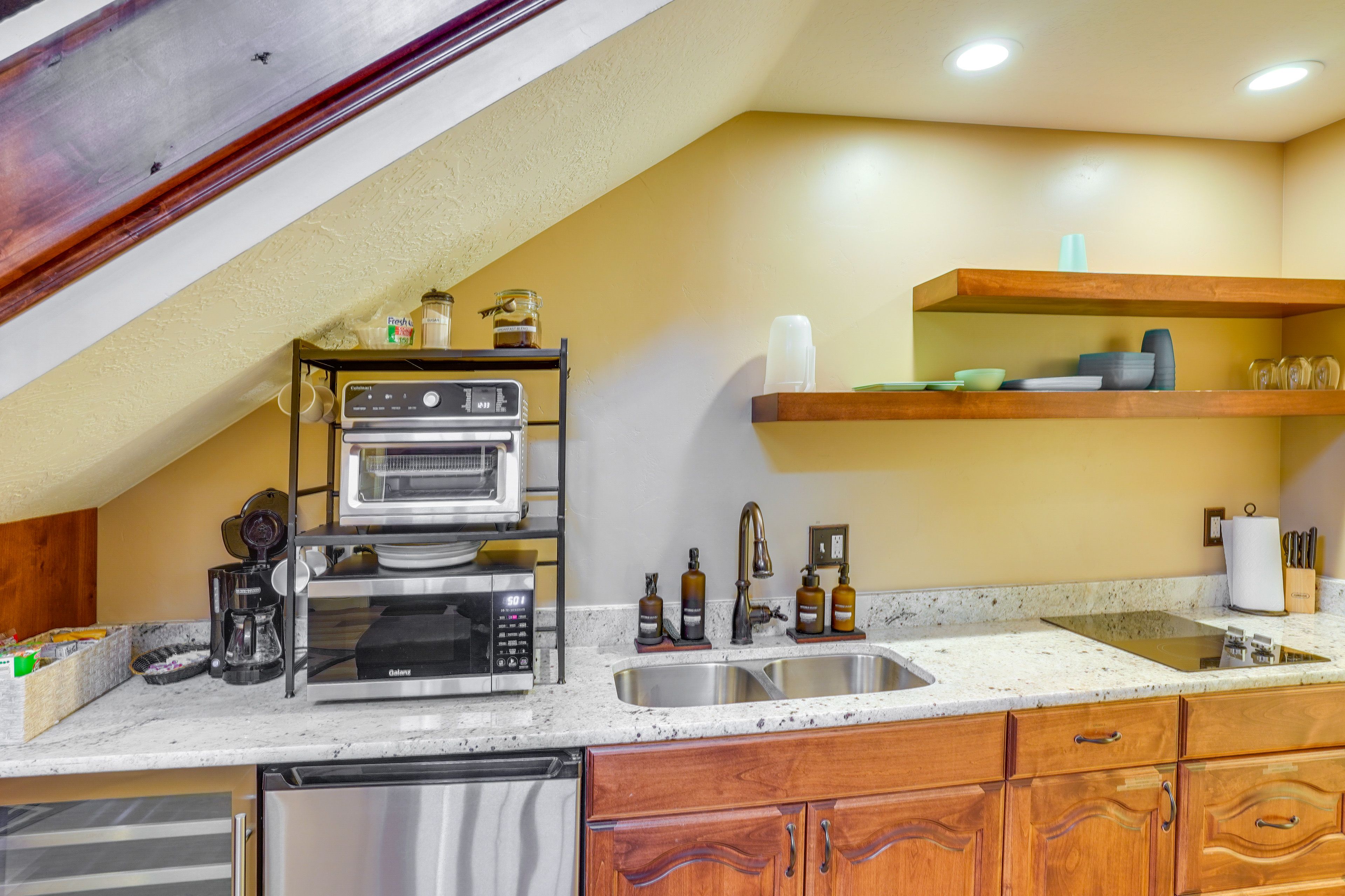 Kitchenette | 2-Burner Stove | Microwave | Mini Refrigerator | Coffee Maker